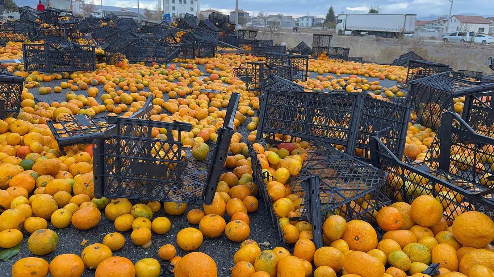 Afyonkarahisar'da Tır Kazasında 10 Ton Mandalina Yola Dağıldı