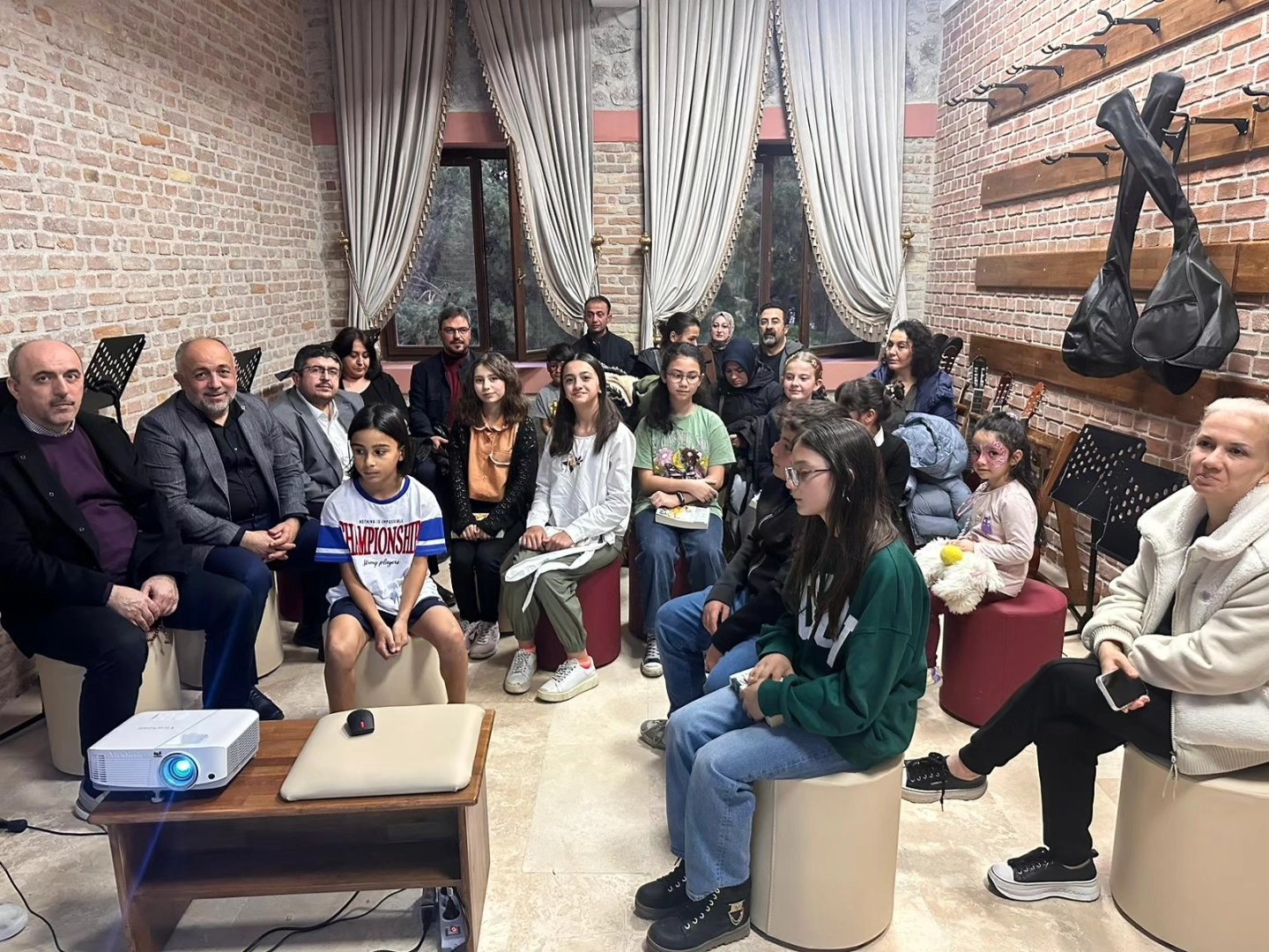 KASAPOĞLU, GENÇLERLE "ÇANAKKALE MAHŞERİ" KİTAP TAHLİLİNDE BULUŞTU