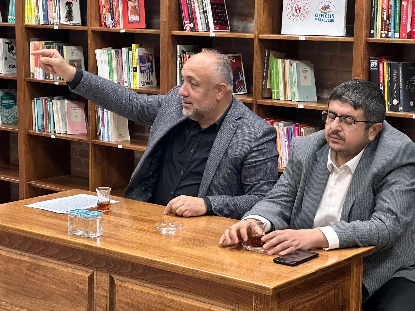 KASAPOĞLU, GENÇLERLE "ÇANAKKALE MAHŞERİ" KİTAP TAHLİLİNDE BULUŞTU