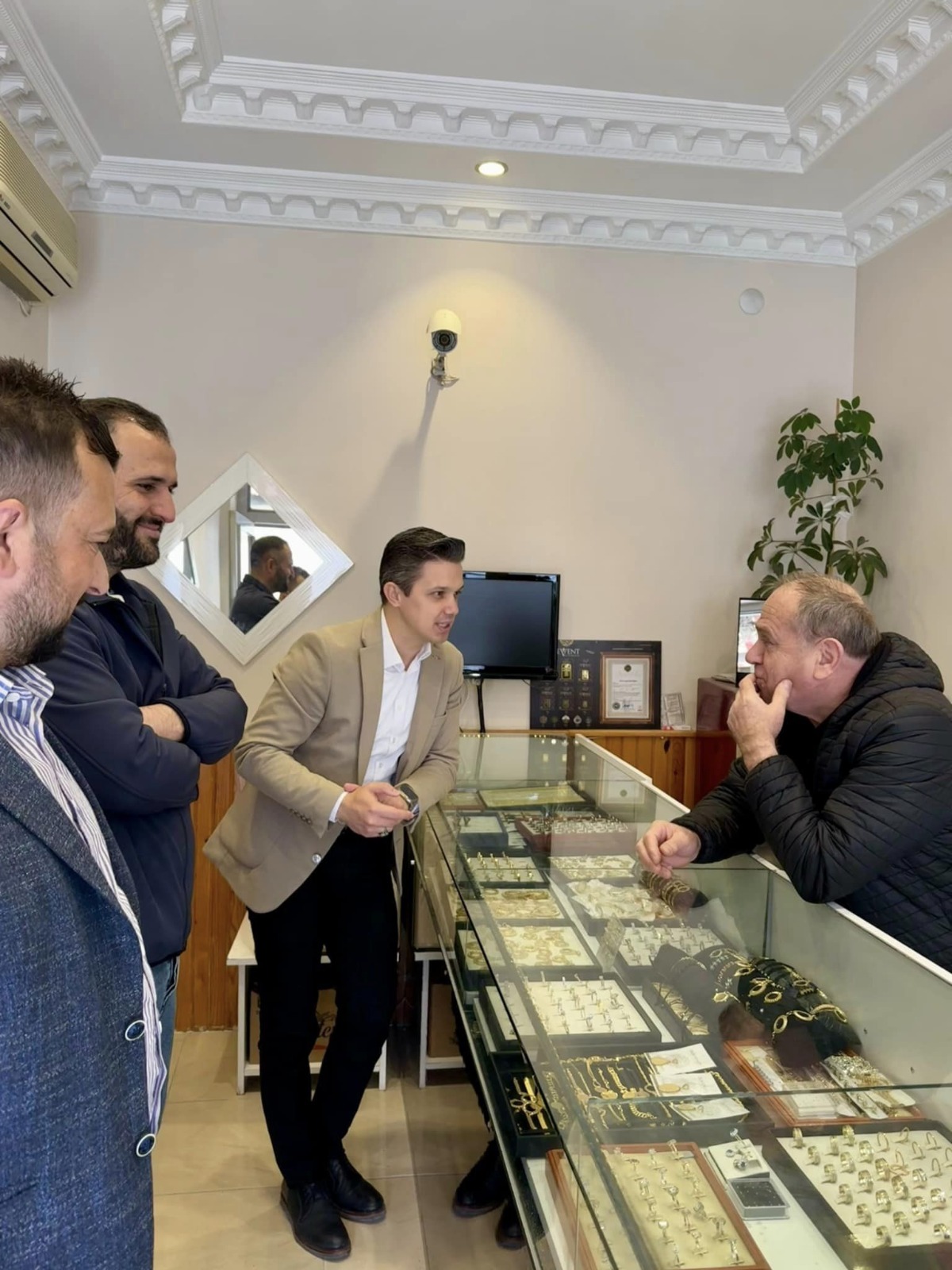 BAŞKAN ÇİÇEK, DAZKIRI ESNAFINI ZİYARET ETTİ