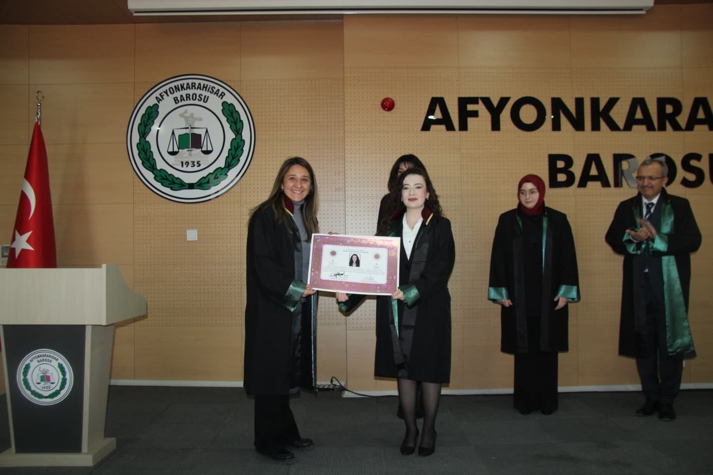 AFYONKARAHİSAR BAROSUNDA YENİ AVUKATLAR RUHSATLARINI ALDI