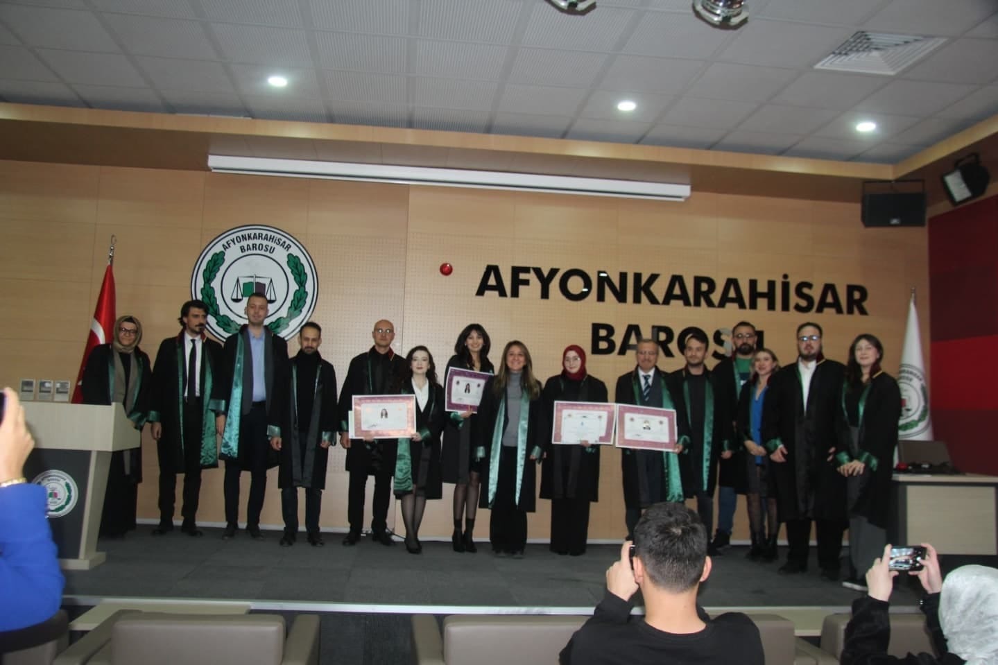 AFYONKARAHİSAR BAROSUNDA YENİ AVUKATLAR RUHSATLARINI ALDI