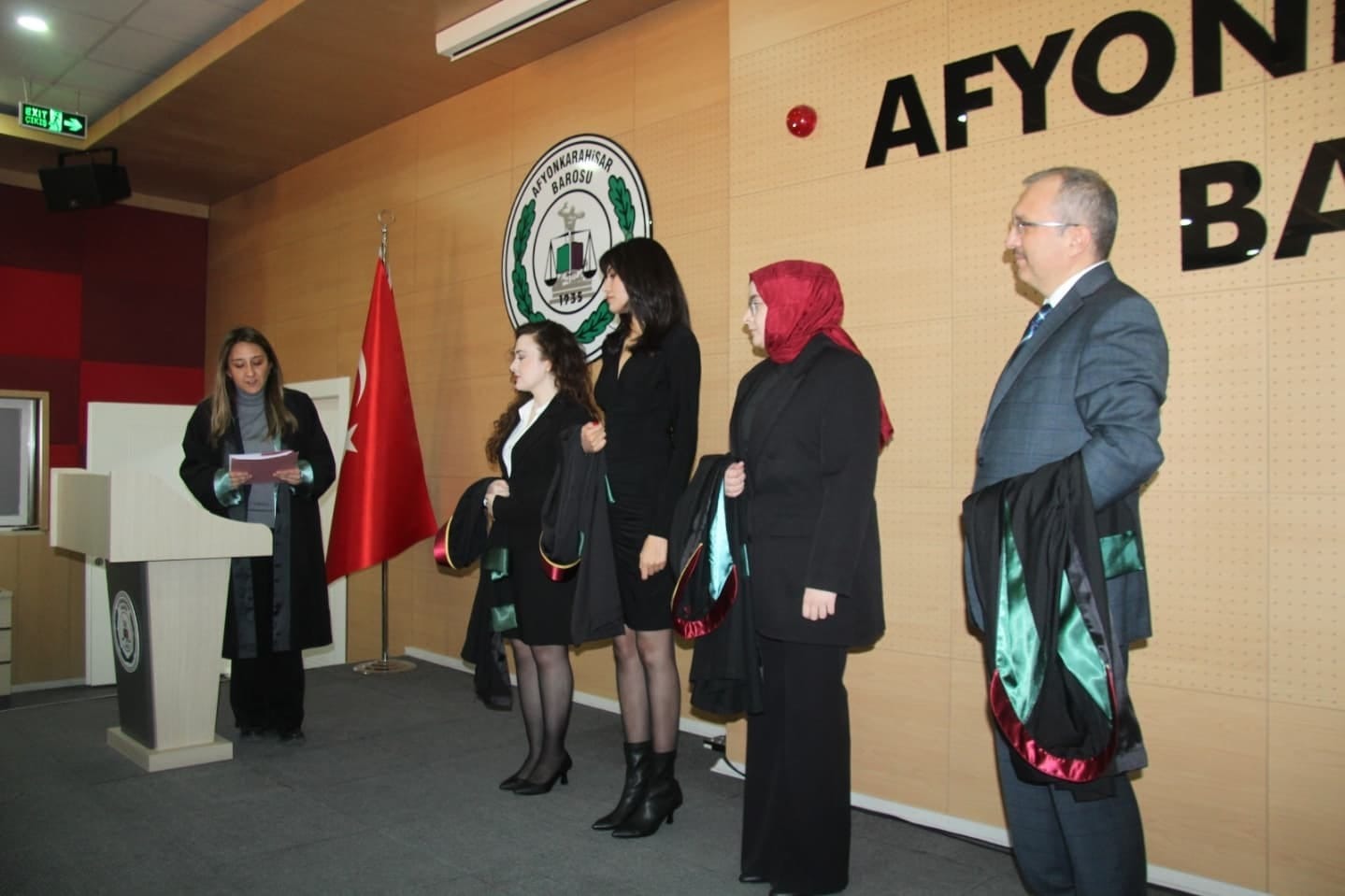 AFYONKARAHİSAR BAROSUNDA YENİ AVUKATLAR RUHSATLARINI ALDI