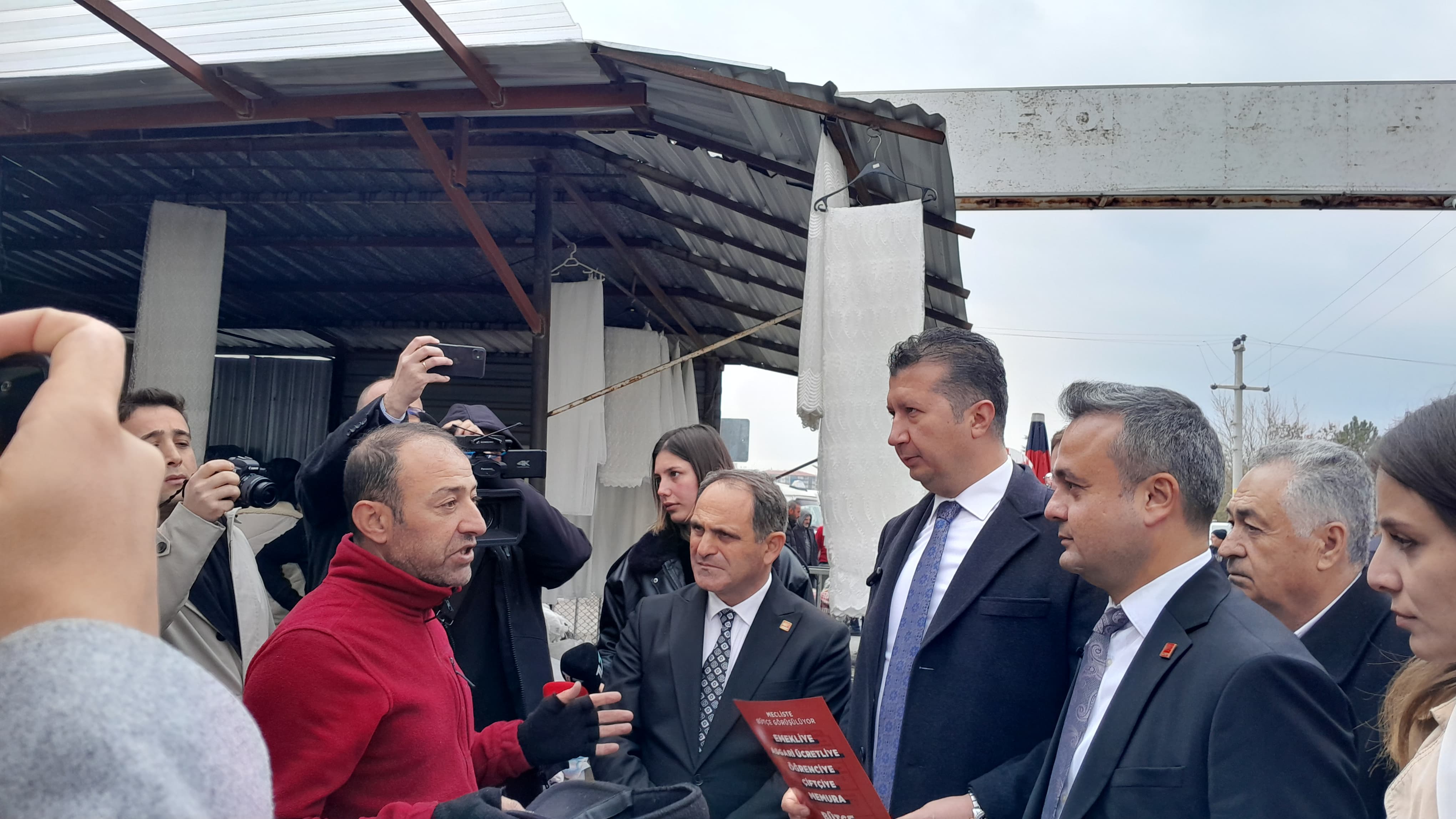 CHP HEYETİ AFYONKARAHİSAR’DA PAZARCI ESNAFINI DİNLEDİ