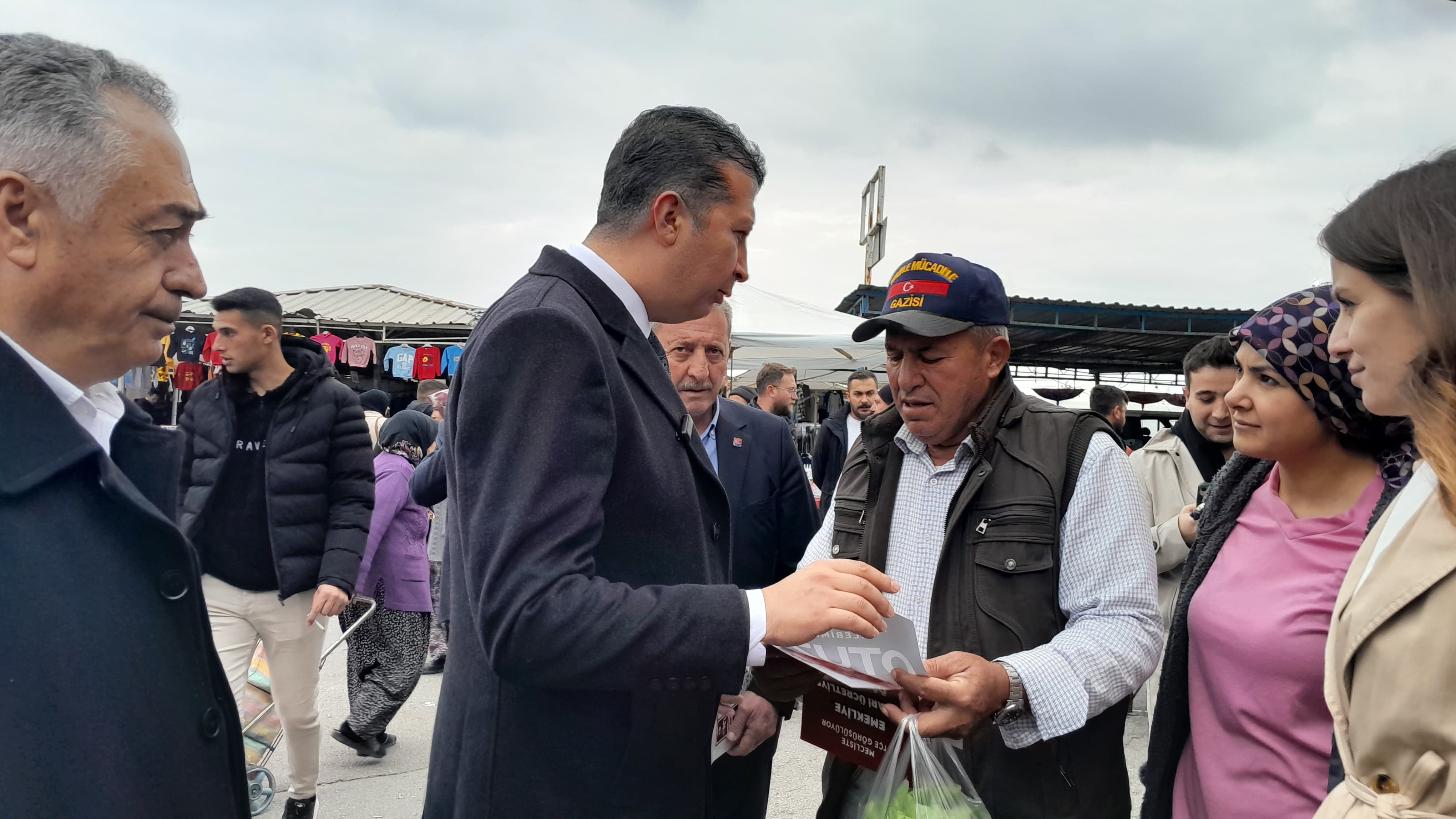 CHP HEYETİ AFYONKARAHİSAR’DA PAZARCI ESNAFINI DİNLEDİ