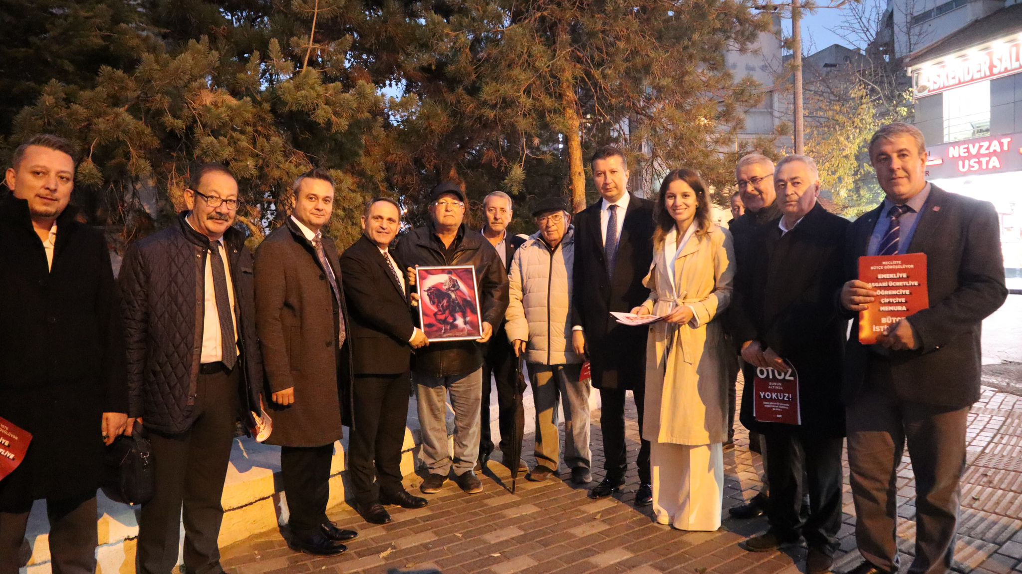 CHP Heyetine Afyonlu Vatandaştan Atatürk Posterli Karşılama