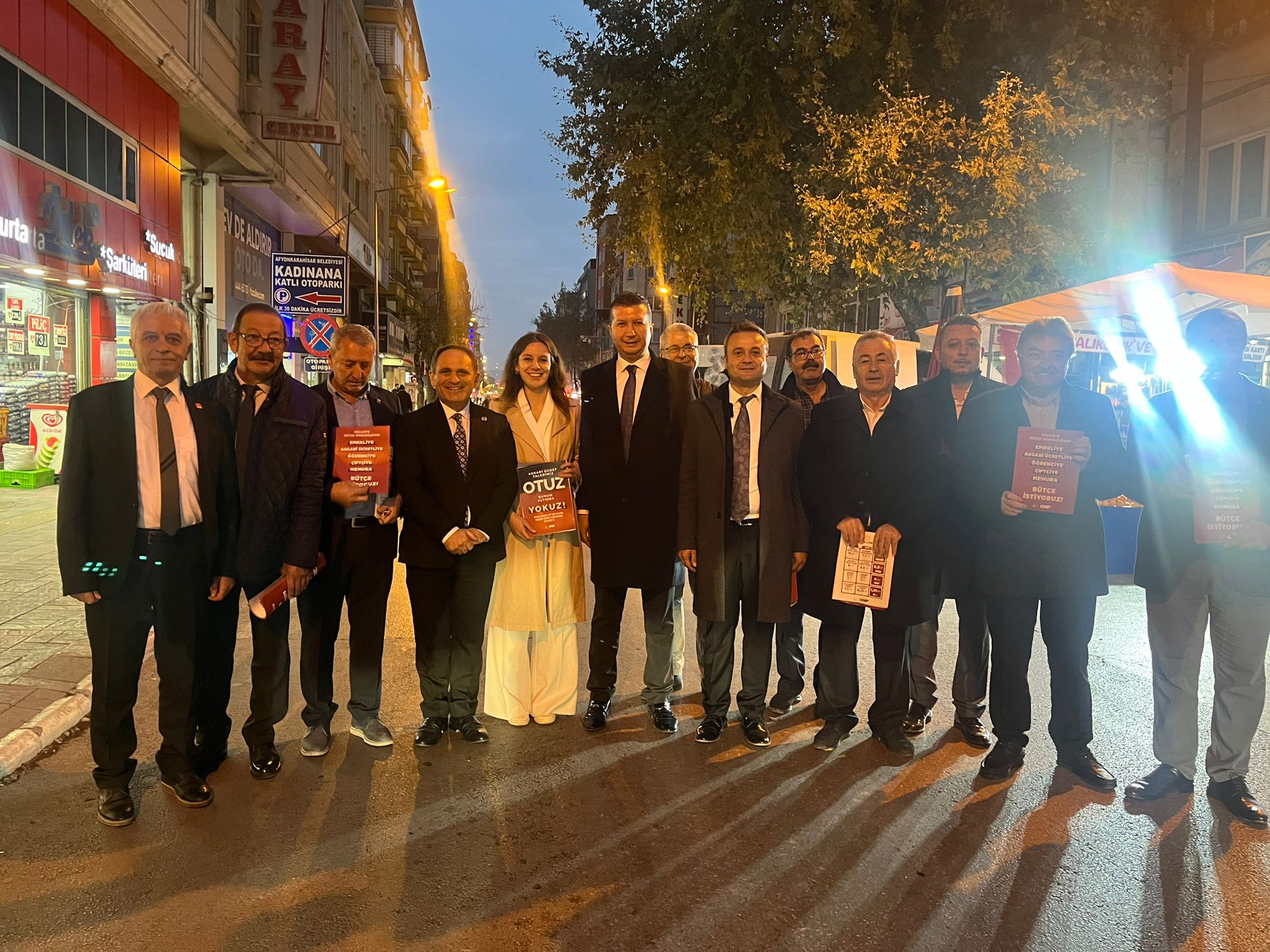 CHP Heyetine Afyonlu Vatandaştan Atatürk Posterli Karşılama