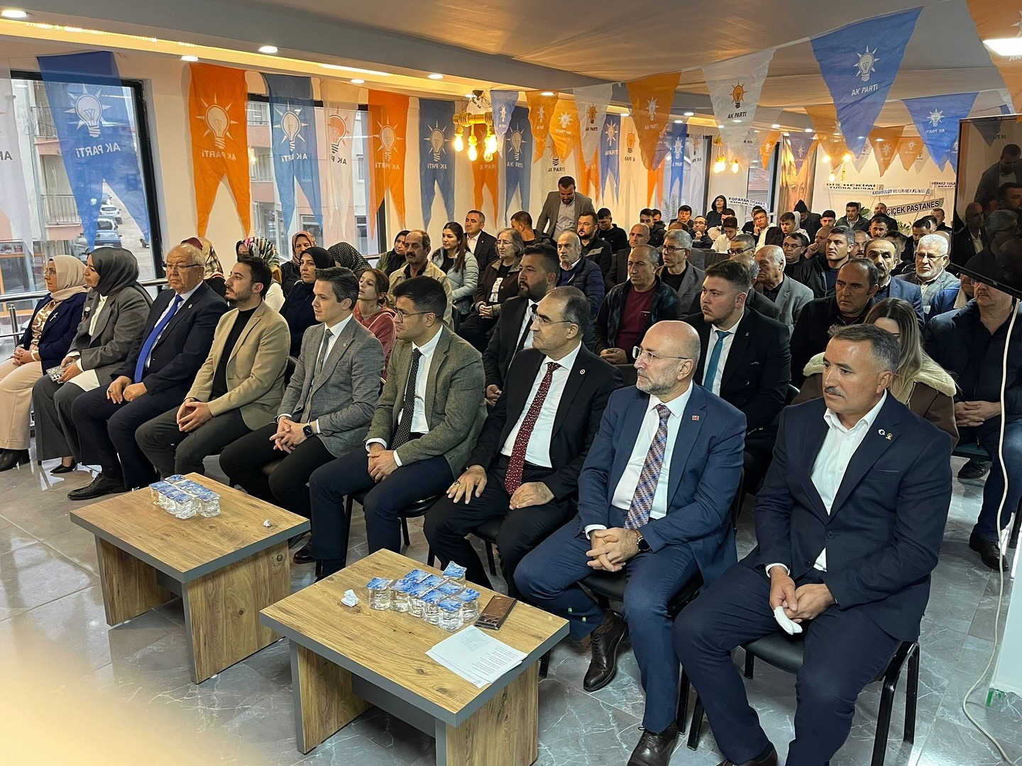AK PARTİ DAZKIRI'DA İLÇE GENÇLİK KOLLARI KONGRESİ GERÇEKLEŞTİRİLDİ