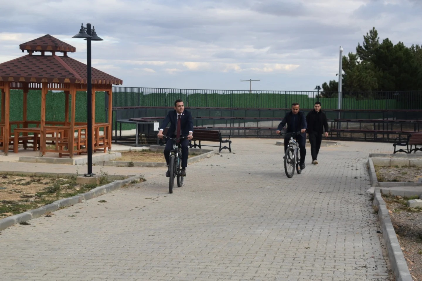 KAYMAKAM DEMİRCİ GENÇLİK KAMPI ETKİNLİK ALANLARINI İNCELEDİ