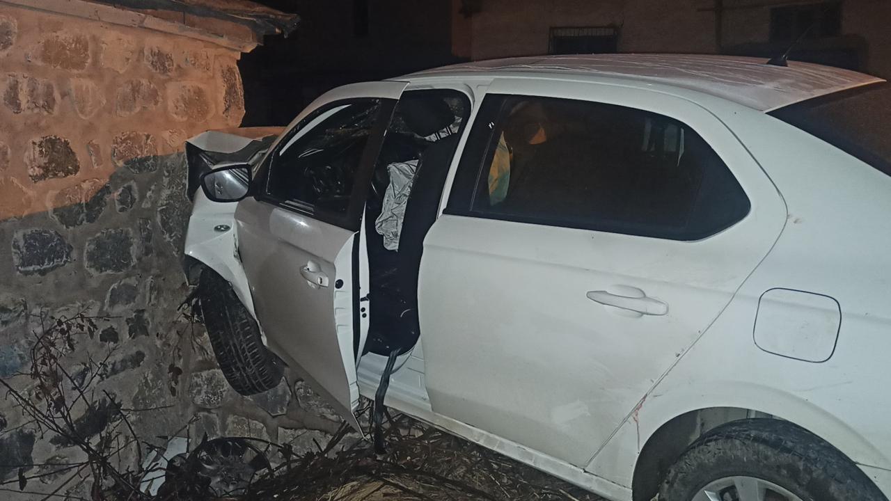 Camiye Çarpan Otomobilde 8 Kişi Yaralandı