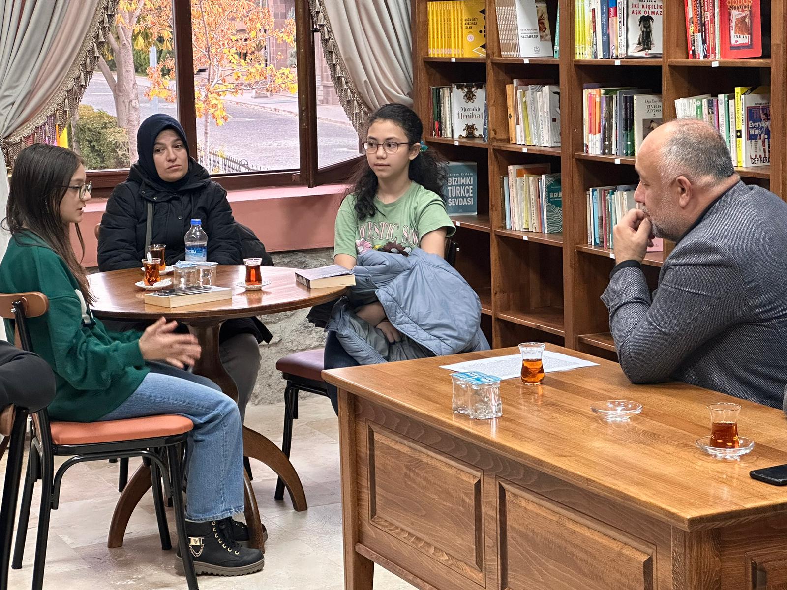 Afyon’un 'Müdür Baba'sı Gençlerin Yanında