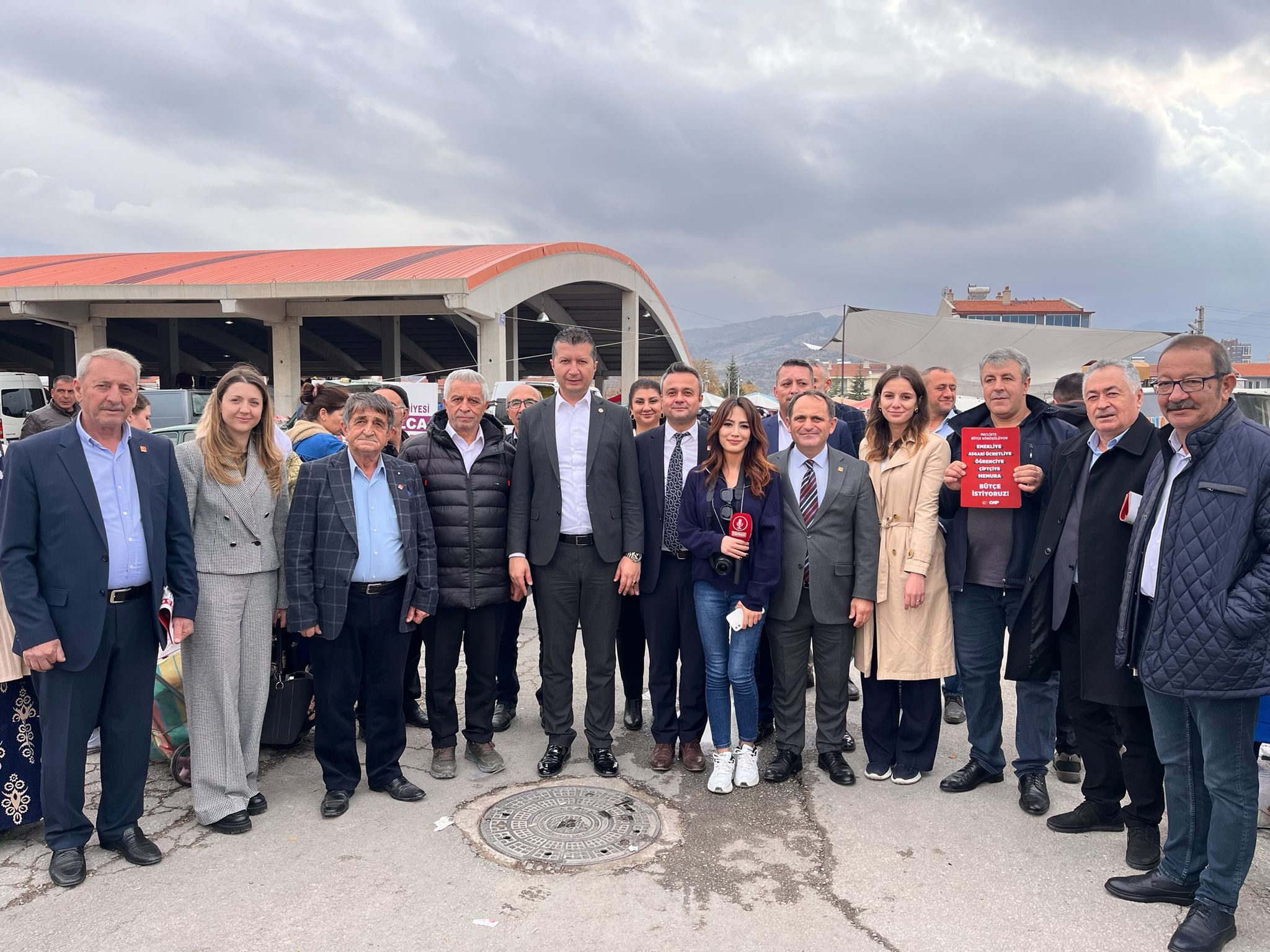 ÜÇ İSİM BİR ARADA HALKIN ARASINDA! CHP HEYETİ SAHADA VATANDAŞIN NABZINI TUTUYOR