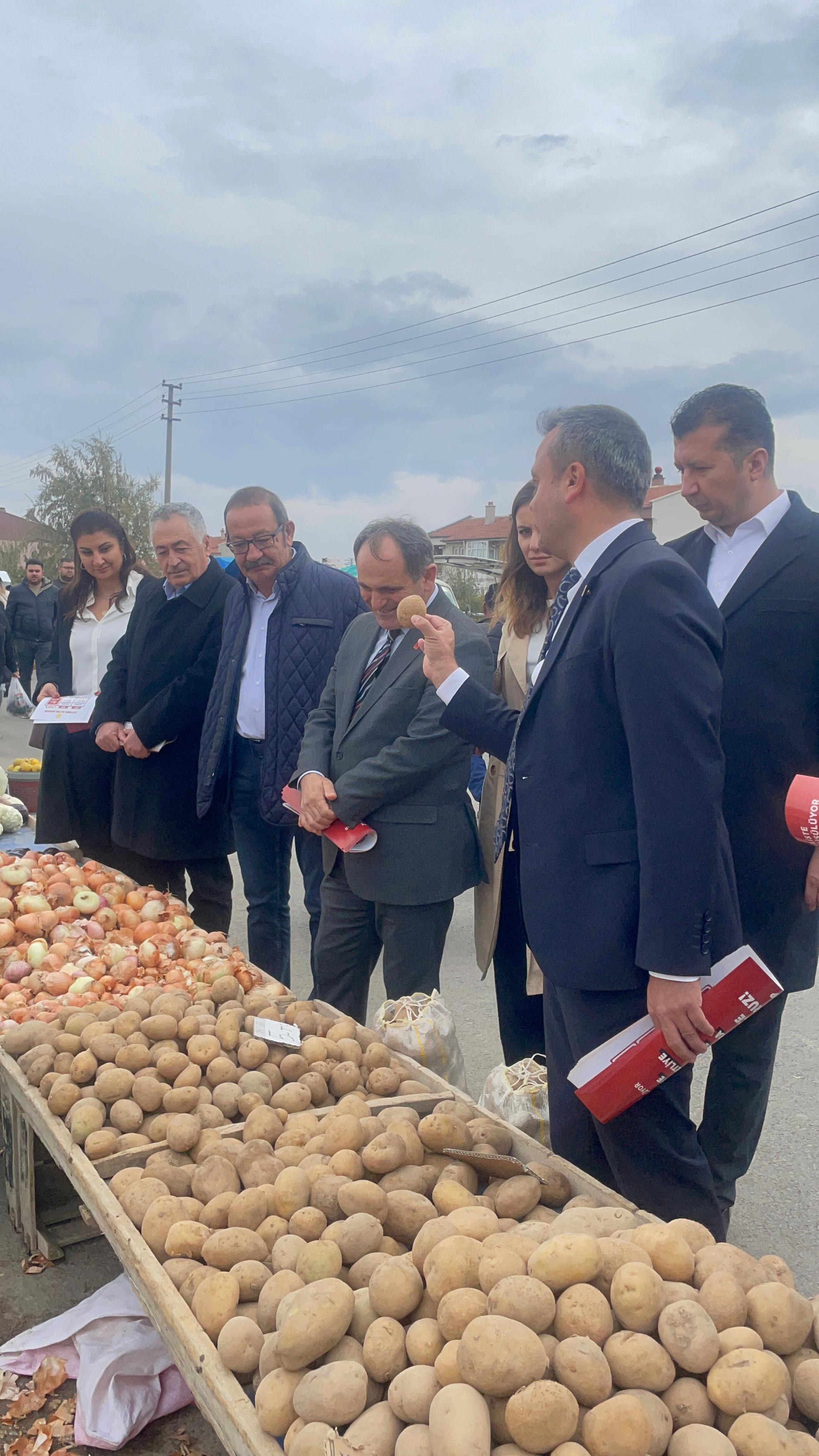 ÜÇ İSİM BİR ARADA HALKIN ARASINDA! CHP HEYETİ SAHADA VATANDAŞIN NABZINI TUTUYOR