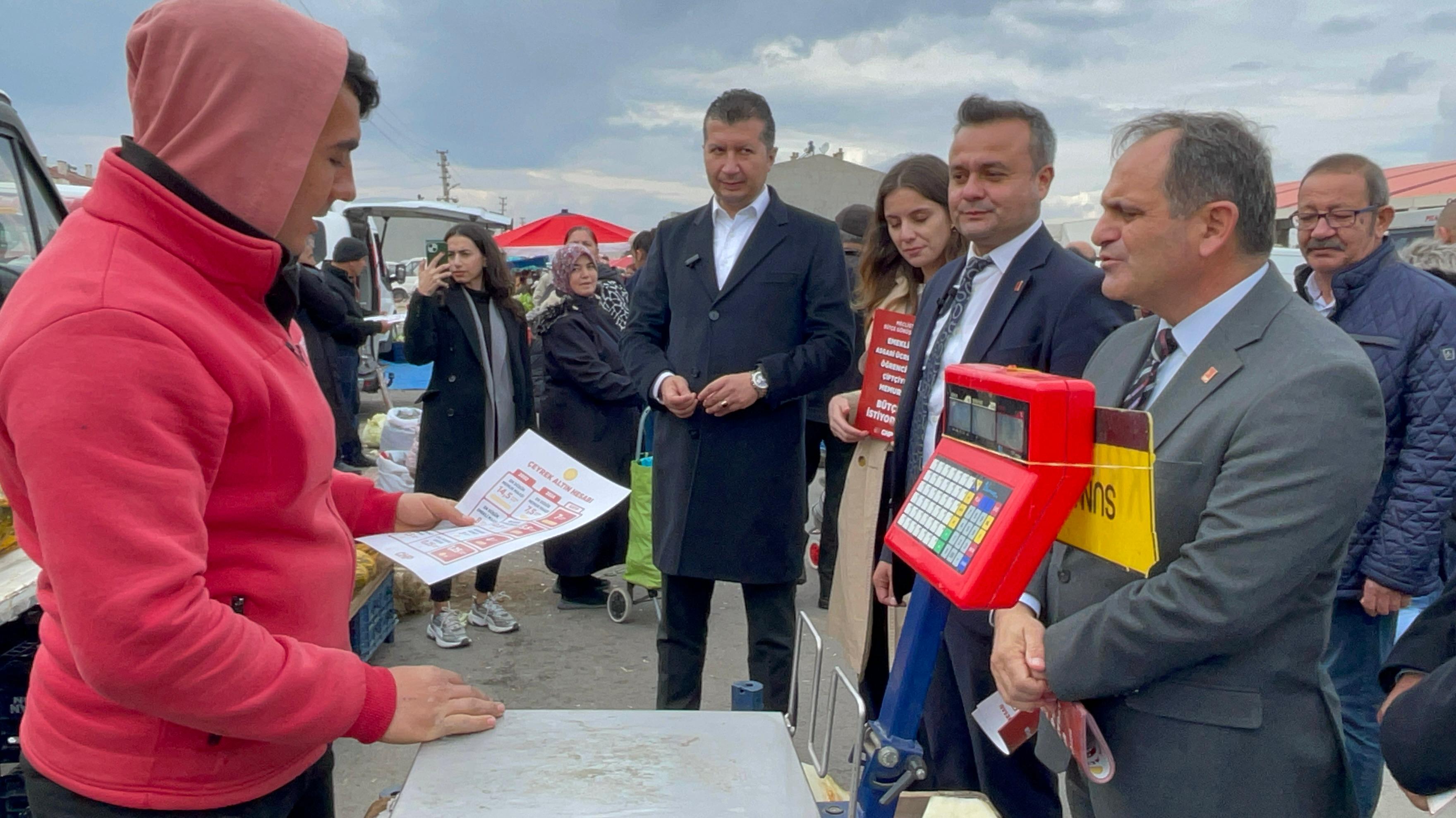 ÜÇ İSİM BİR ARADA HALKIN ARASINDA! CHP HEYETİ SAHADA VATANDAŞIN NABZINI TUTUYOR