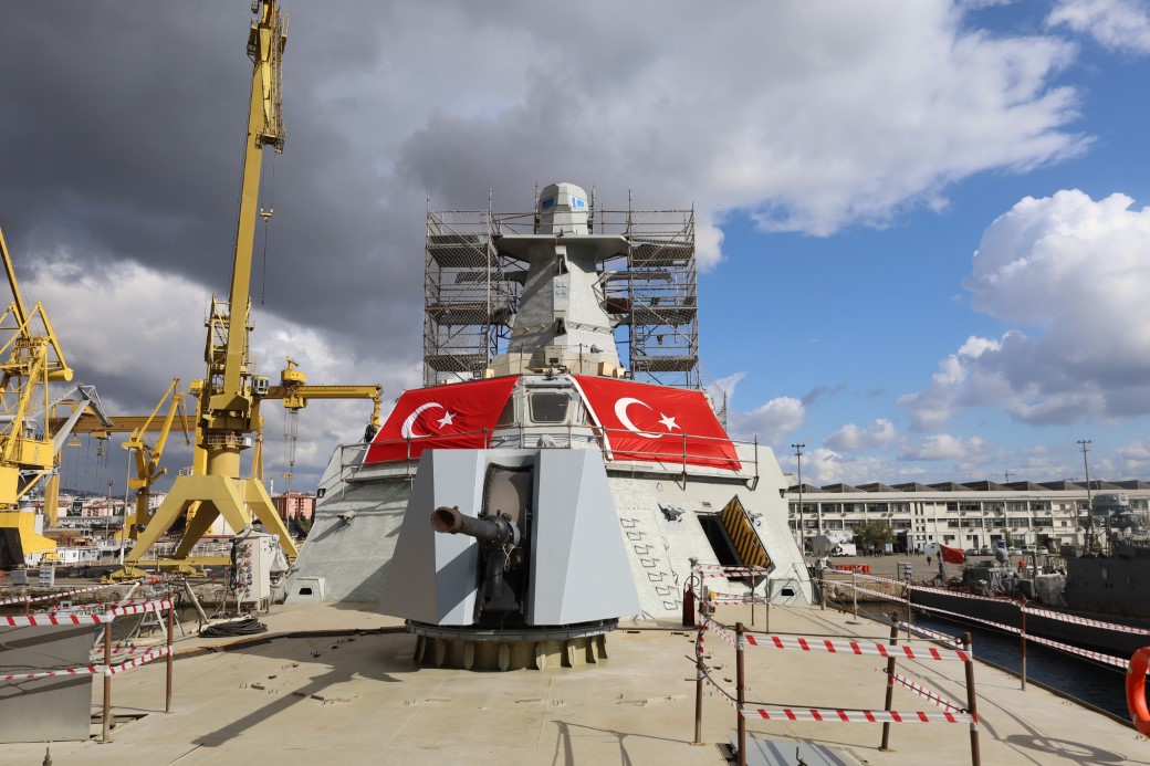 MİLLİ KARAKOL GEMİSİ TCG AKHİSAR  YERLİ VE MİLLİ SİLAH SİSTEMLERİYLE DİKKAT ÇEKİYOR