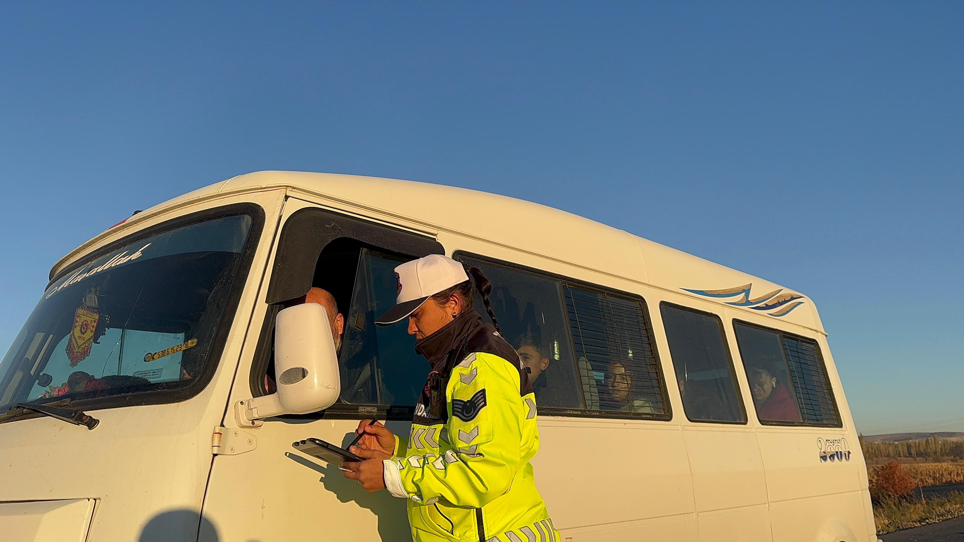 Okulların Açılmasıyla Afyonkarahisar'da Servis Araçlarına Denetim