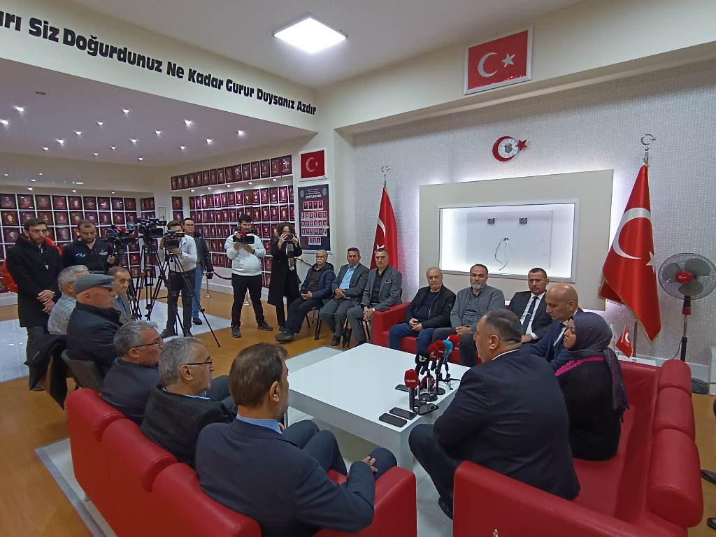İYİ PARTİ HEYETİ, ŞEHİTLER VE GAZİLER DERNEĞİ'Nİ ZİYARET ETTİ