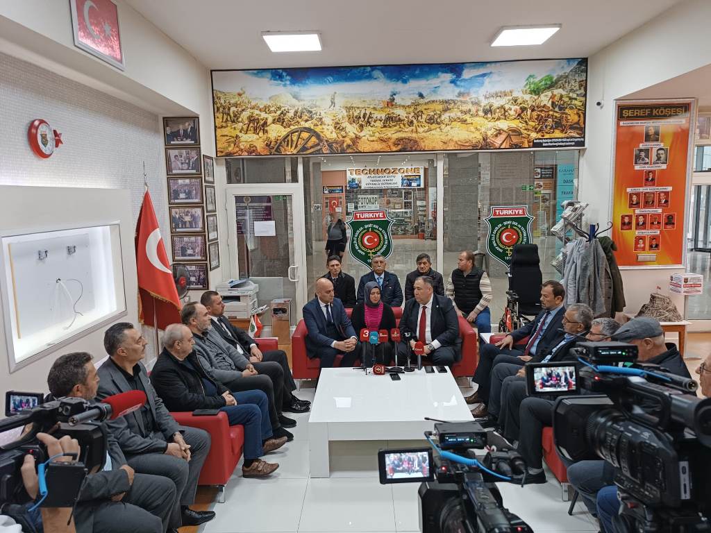 İYİ PARTİ HEYETİ, ŞEHİTLER VE GAZİLER DERNEĞİ'Nİ ZİYARET ETTİ