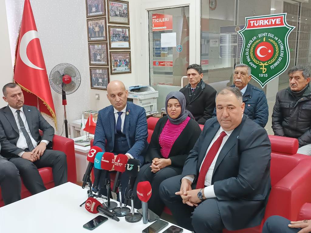 İYİ PARTİ HEYETİ, ŞEHİTLER VE GAZİLER DERNEĞİ'Nİ ZİYARET ETTİ