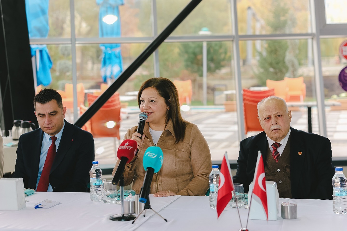 BAŞKAN KÖKSAL, ESKİ MUHTARLARLA YEMEK PROGRAMINDA BULUŞTU