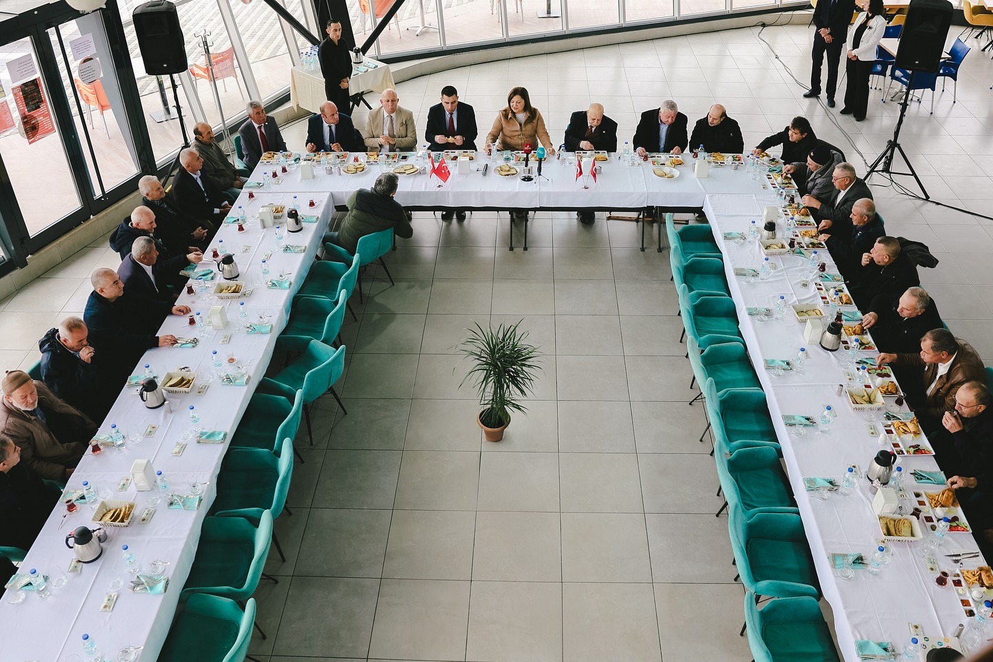 BAŞKAN KÖKSAL, ESKİ MUHTARLARLA YEMEK PROGRAMINDA BULUŞTU