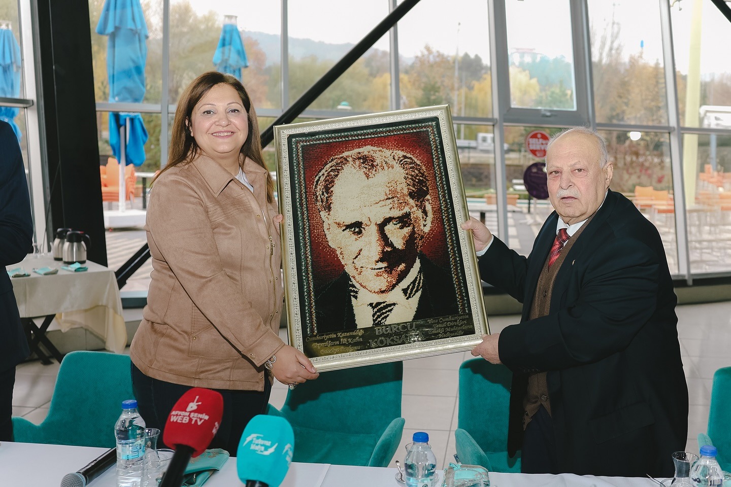 BAŞKAN KÖKSAL, ESKİ MUHTARLARLA YEMEK PROGRAMINDA BULUŞTU