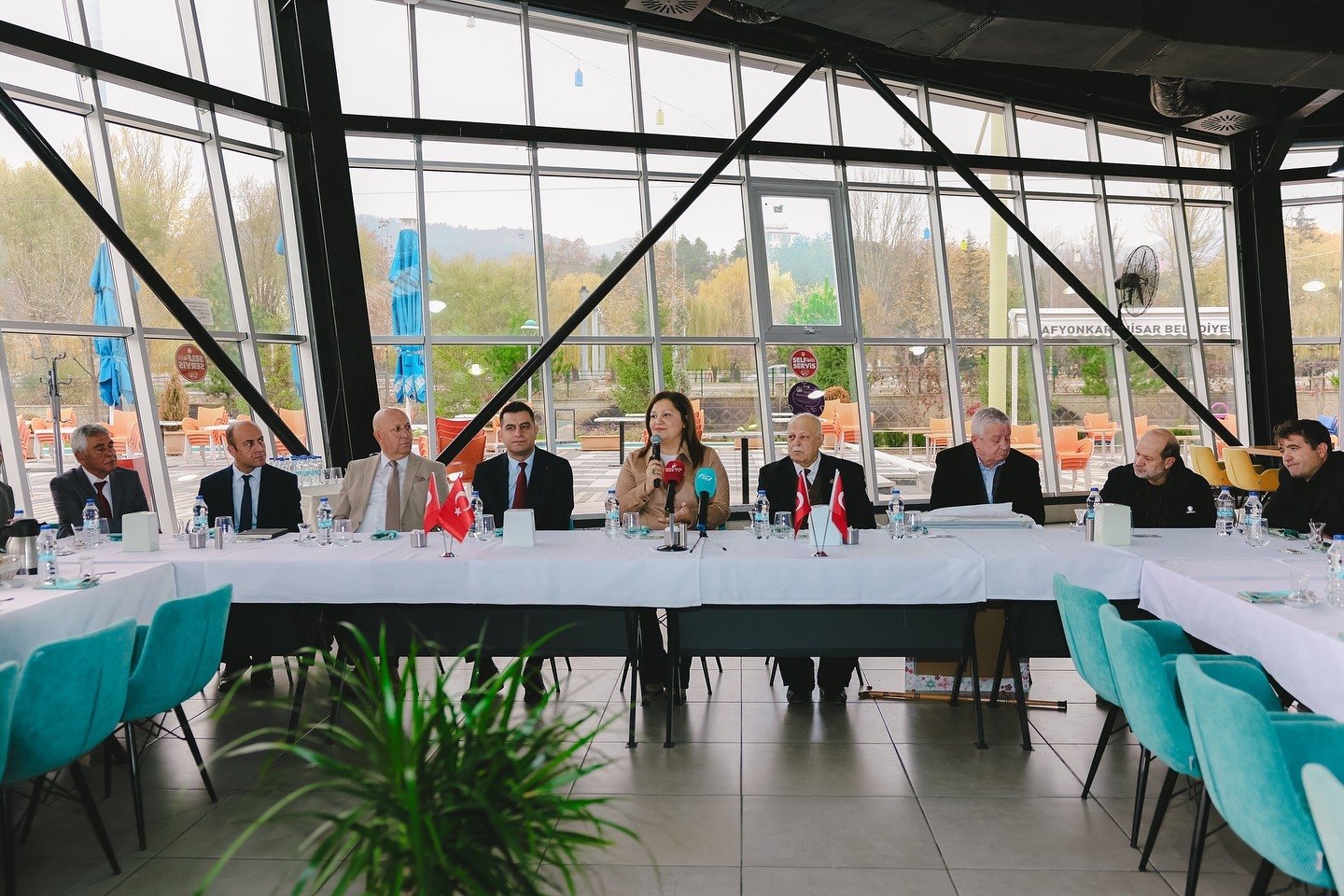 BAŞKAN KÖKSAL, ESKİ MUHTARLARLA YEMEK PROGRAMINDA BULUŞTU