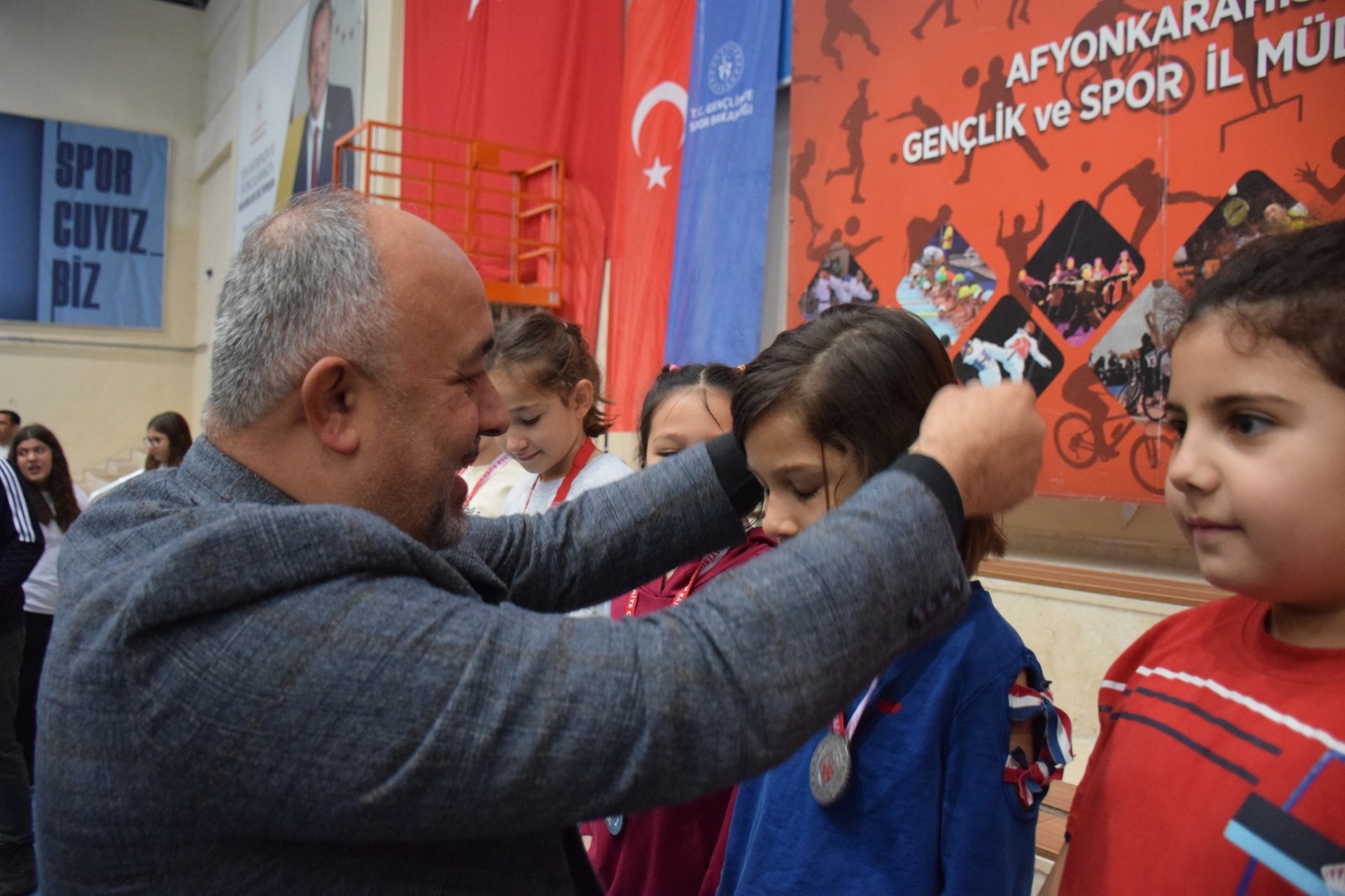 TENİS TURNUVASINDA GENÇ RAKETLER ÖDÜLLERİNİ ALDI