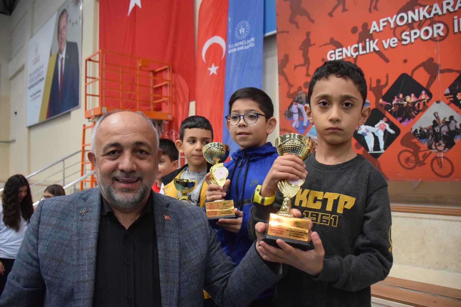 TENİS TURNUVASINDA GENÇ RAKETLER ÖDÜLLERİNİ ALDI