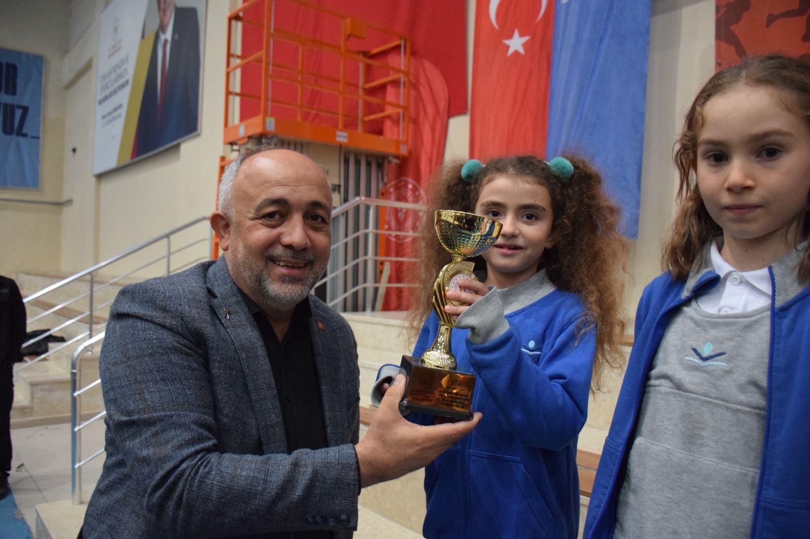 TENİS TURNUVASINDA GENÇ RAKETLER ÖDÜLLERİNİ ALDI