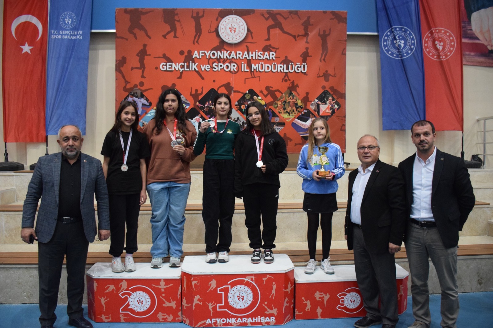 TENİS TURNUVASINDA GENÇ RAKETLER ÖDÜLLERİNİ ALDI