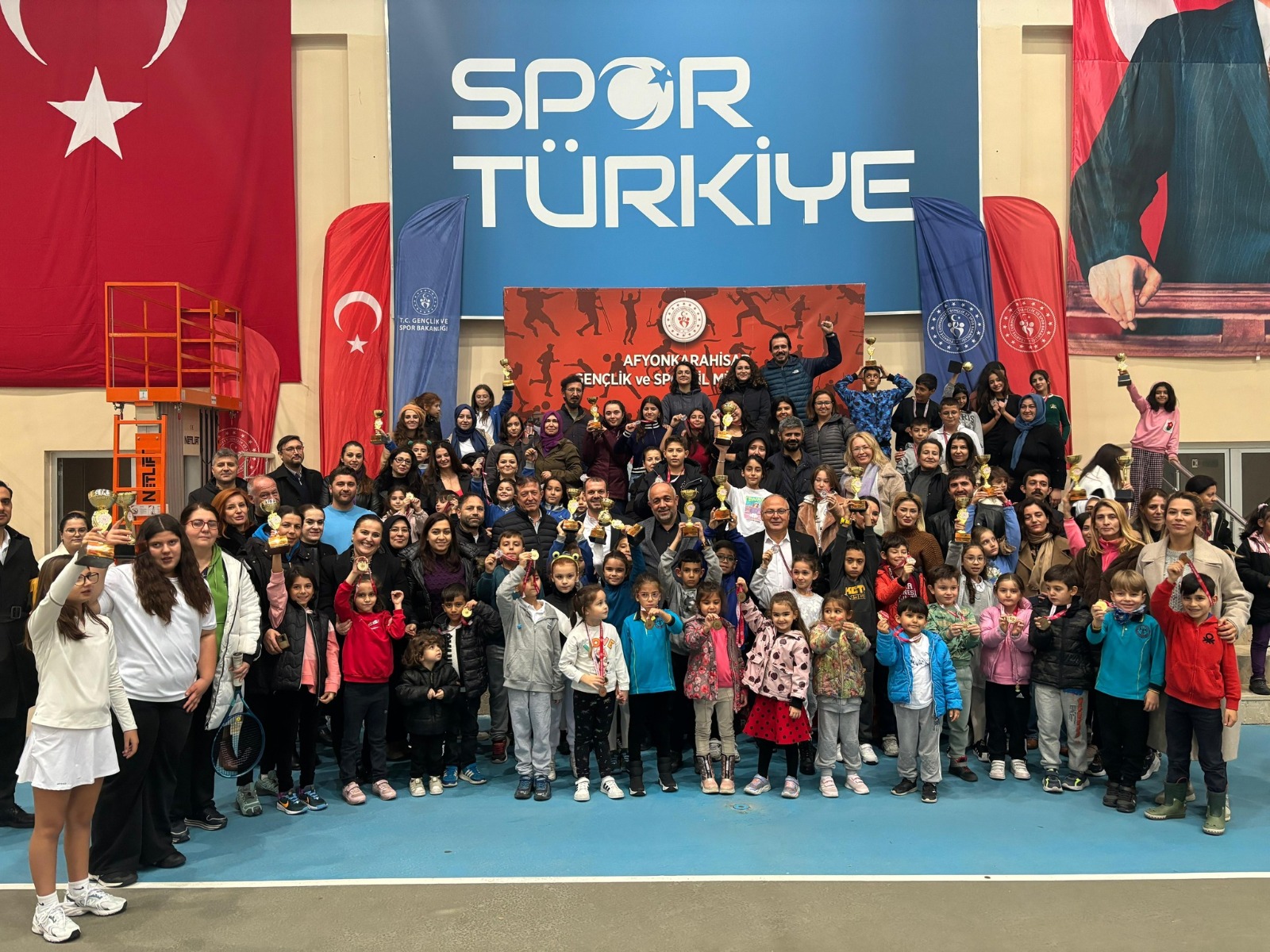 TENİS TURNUVASINDA GENÇ RAKETLER ÖDÜLLERİNİ ALDI