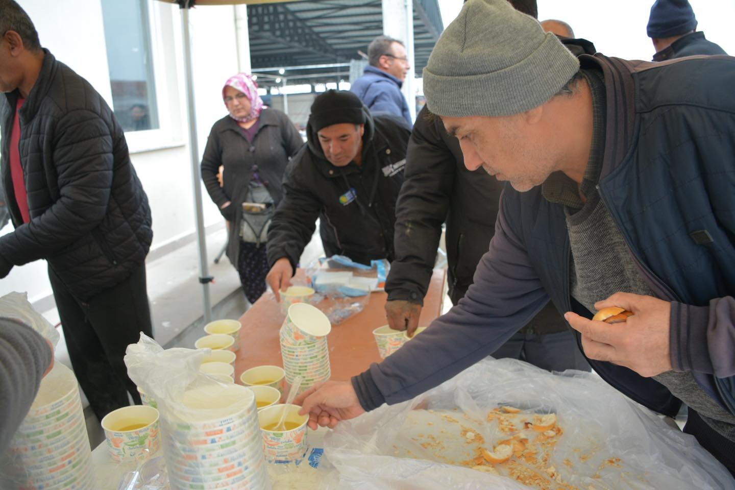 SALI PAZARI ESNAFINA SICAK ÇORBA İKRAMI