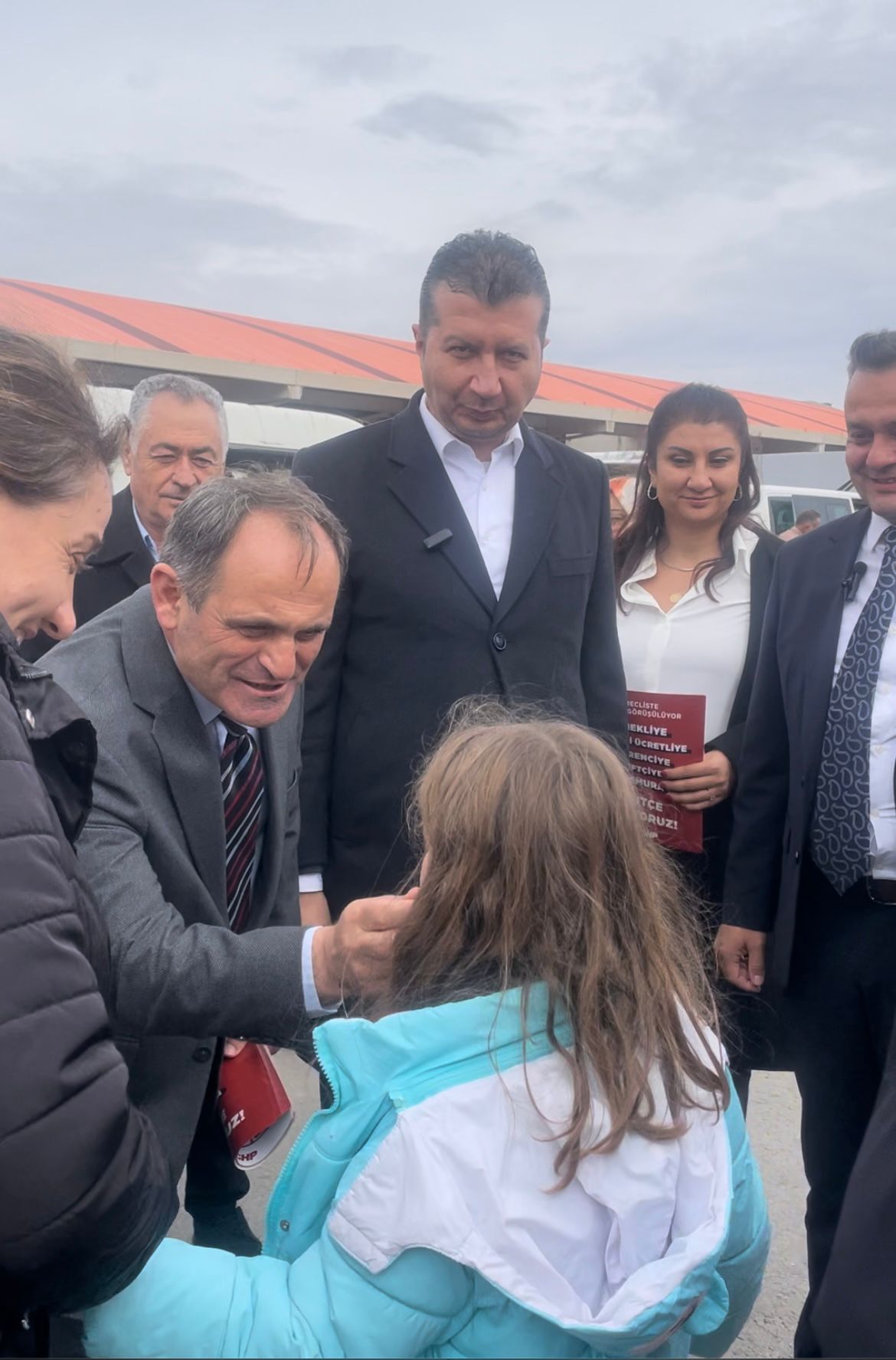 CHP'li Ecevit Keleş'in Mavi Gözlü Kız Çocuğuyla Diyaloğu: "Biz Bir Çift Mavi Göz Uğruna Bu Yola Çıktık"
