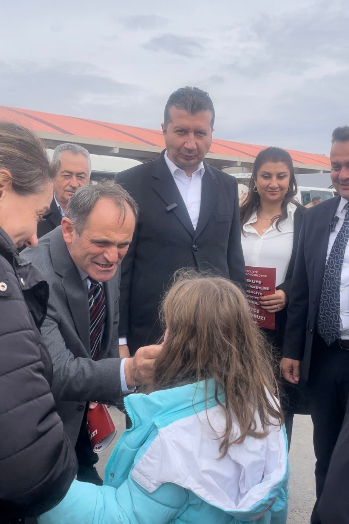 CHP'li Ecevit Keleş'in Mavi Gözlü Kız Çocuğuyla Diyaloğu: "Biz Bir Çift Mavi Göz Uğruna Bu Yola Çıktık"