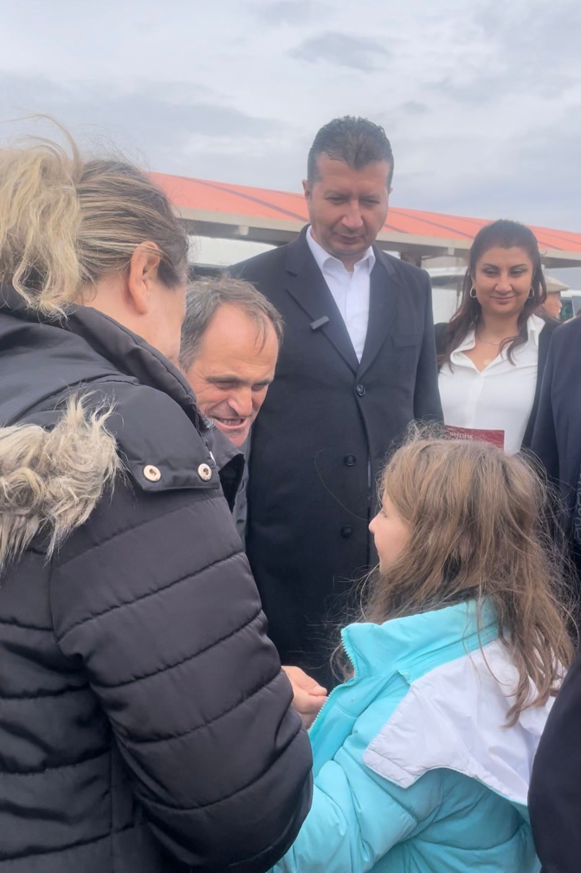 CHP'li Ecevit Keleş'in Mavi Gözlü Kız Çocuğuyla Diyaloğu: "Biz Bir Çift Mavi Göz Uğruna Bu Yola Çıktık"