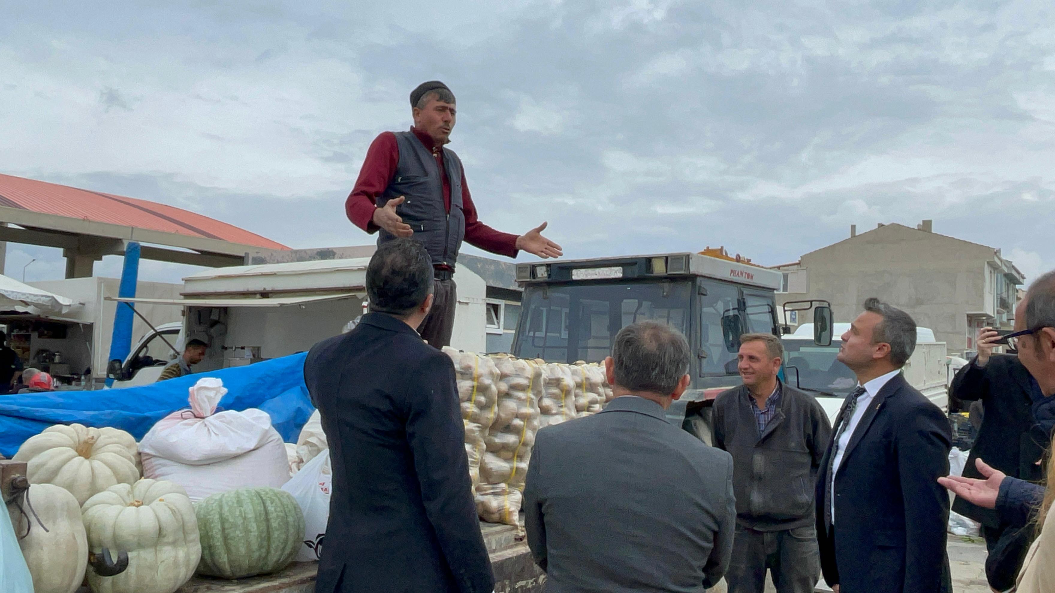 CHP'li Ecevit Keleş'in Mavi Gözlü Kız Çocuğuyla Diyaloğu: "Biz Bir Çift Mavi Göz Uğruna Bu Yola Çıktık"