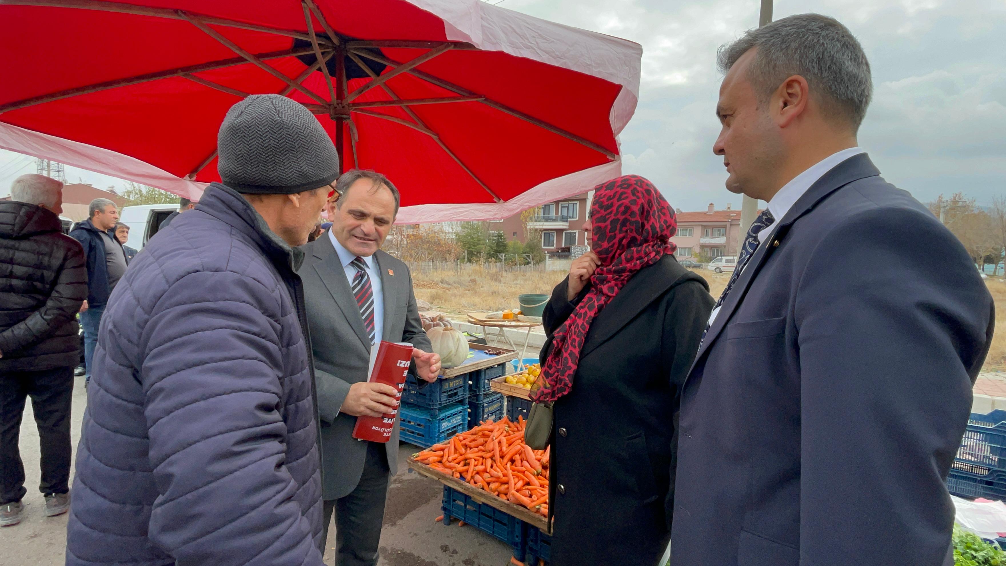 CHP'li Ecevit Keleş'in Mavi Gözlü Kız Çocuğuyla Diyaloğu: "Biz Bir Çift Mavi Göz Uğruna Bu Yola Çıktık"