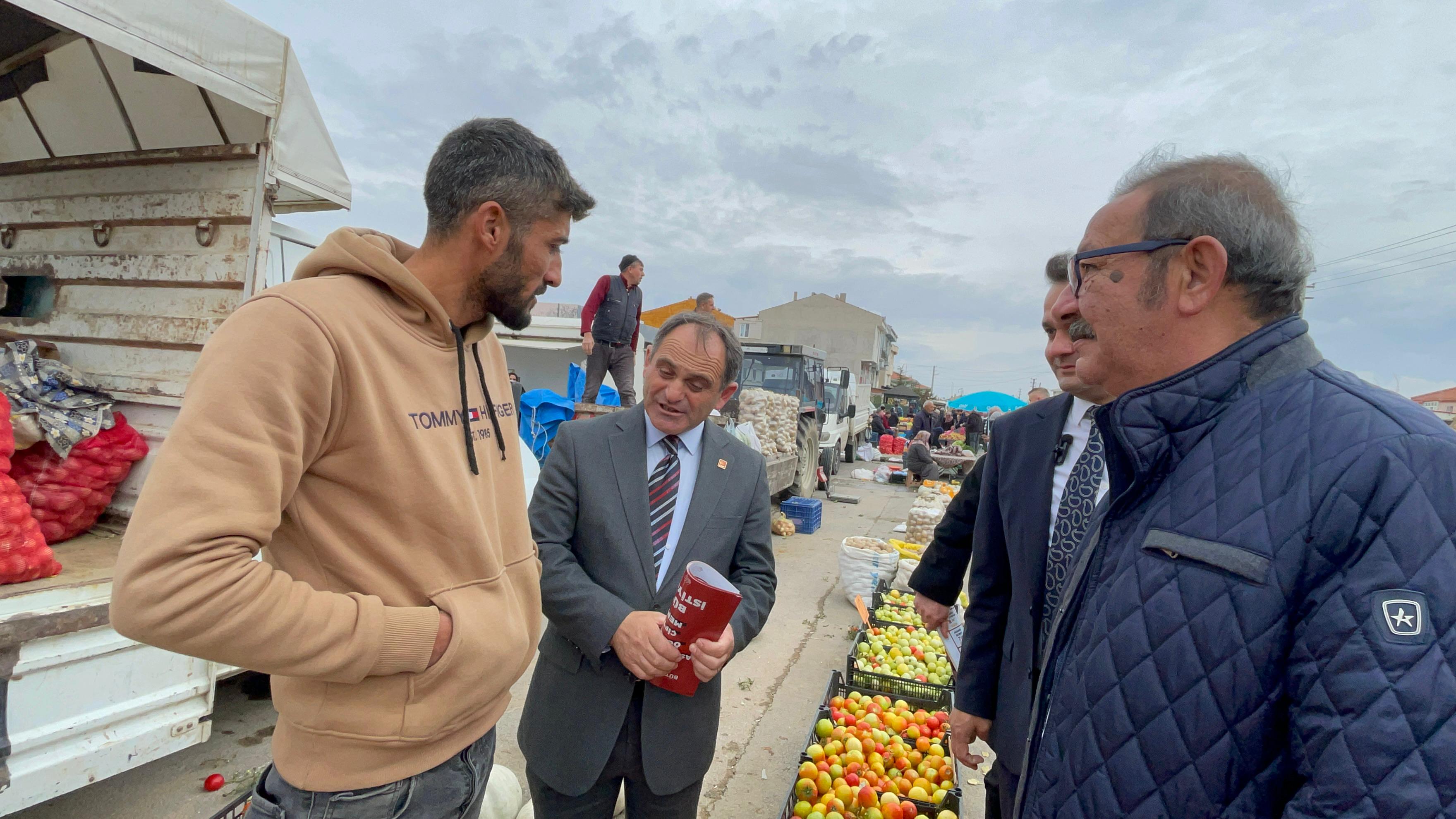 CHP'li Ecevit Keleş'in Mavi Gözlü Kız Çocuğuyla Diyaloğu: "Biz Bir Çift Mavi Göz Uğruna Bu Yola Çıktık"