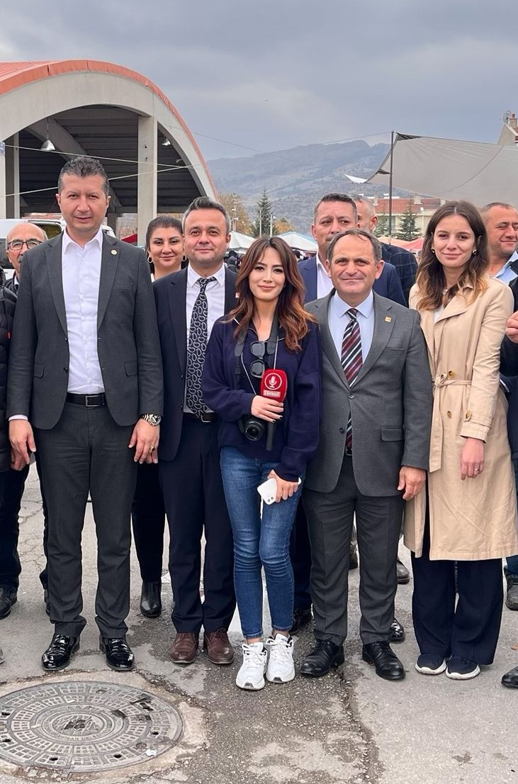 CHP'li Ecevit Keleş'in Mavi Gözlü Kız Çocuğuyla Diyaloğu: "Biz Bir Çift Mavi Göz Uğruna Bu Yola Çıktık"
