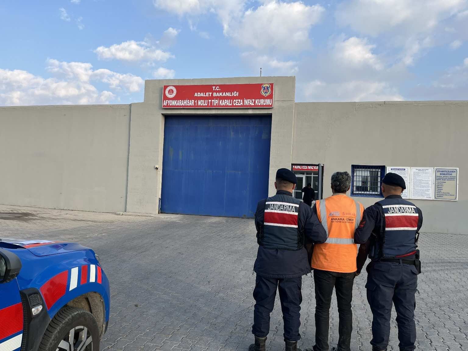 Afyonkarahisar’da 3 Yıl 4 Ay Hapis Cezasıyla Aranan Şahıs Tutuklandı
