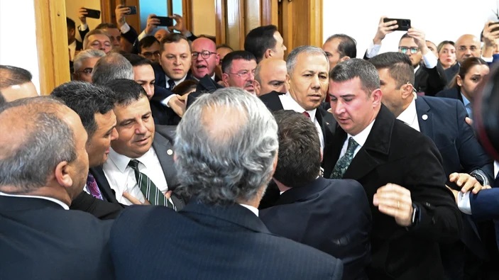Meclis'te İzdiham İçişleri Bakanı Yerlikaya'nın Meclise Girişini Engellemeye Çalıştılar