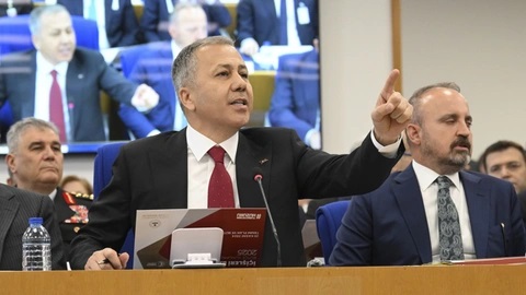 Meclis'te İzdiham İçişleri Bakanı Yerlikaya'nın Meclise Girişini Engellemeye Çalıştılar