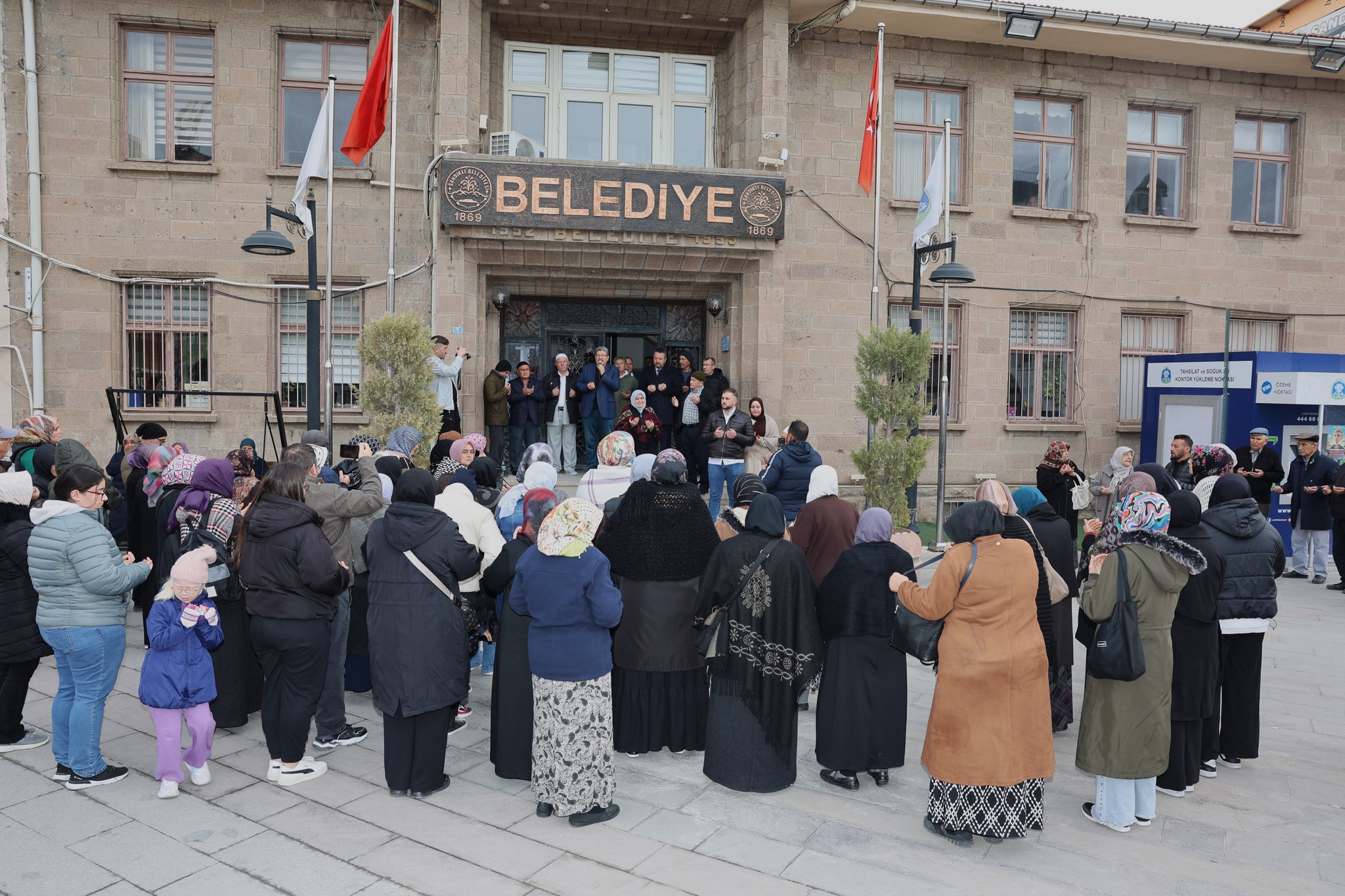 Belediye Başkanı Adnan Öztaş, Umre Yolcularını Uğurladı