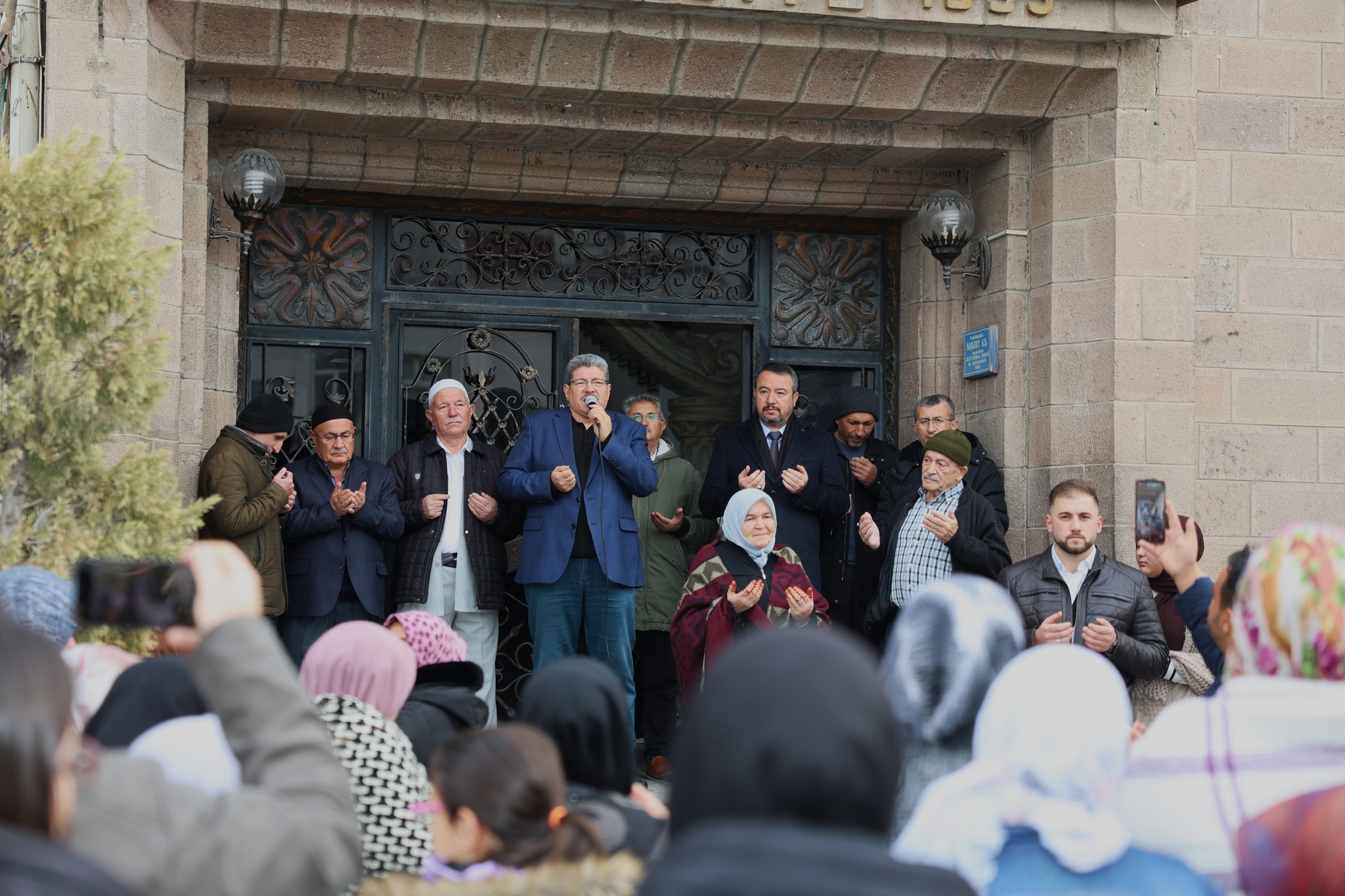 Belediye Başkanı Adnan Öztaş, Umre Yolcularını Uğurladı