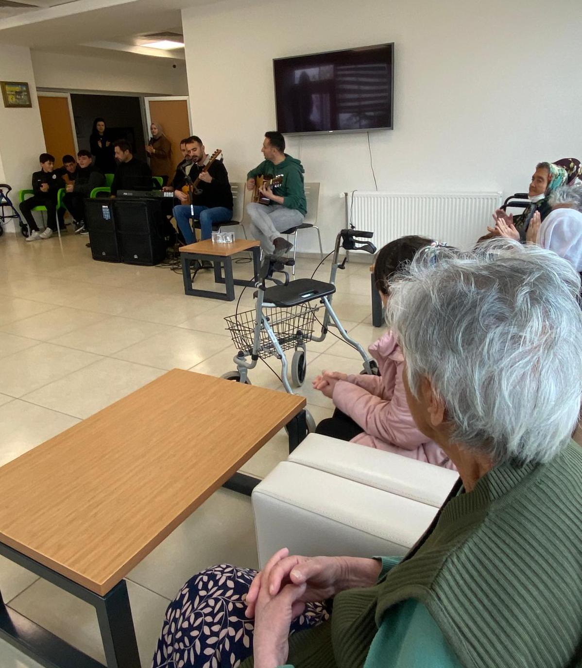 Öğrencilerden Asırlık Çınarlara Anlamlı Etkinlik