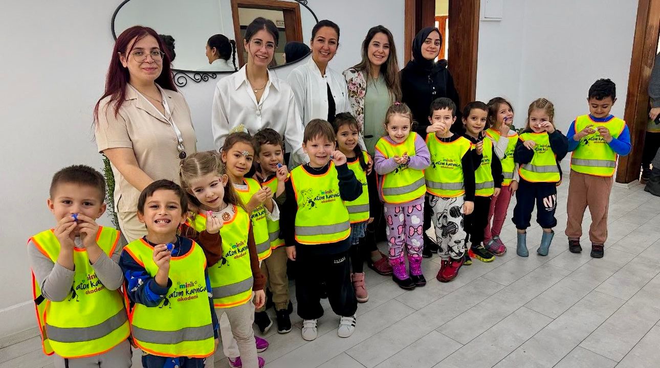 MİNİK ATOM KARINCA AKADEMİ, YİĞİT AĞIZ VE DİŞ SAĞLIĞI POLİKLİNİĞİNİ ZİYARET ETTİ