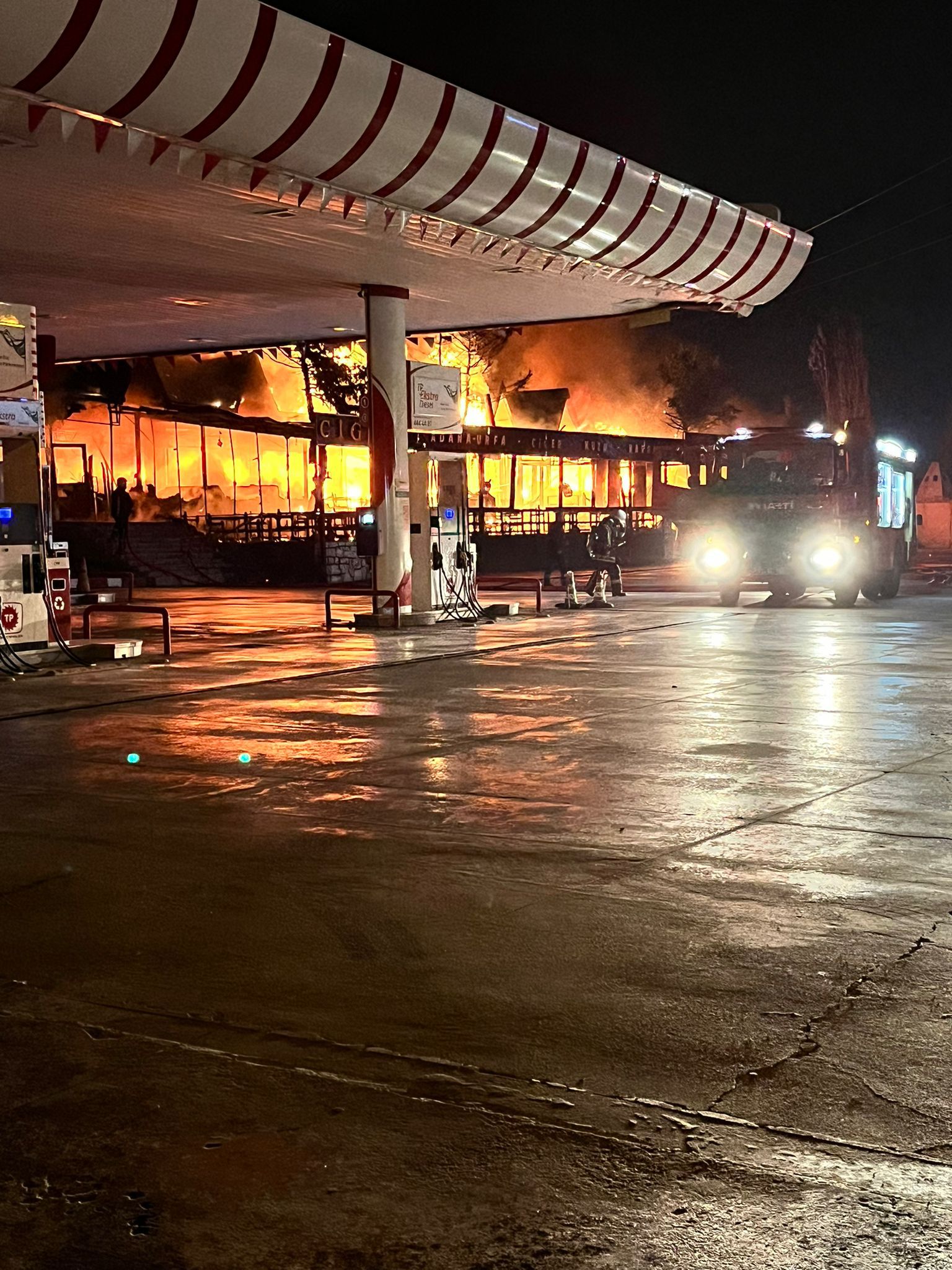 Ciğerci Ahmet'teki Yangın Kontrol Altına Alınmaya Çalışılıyor, 5 Vatandaş Etkilendi!