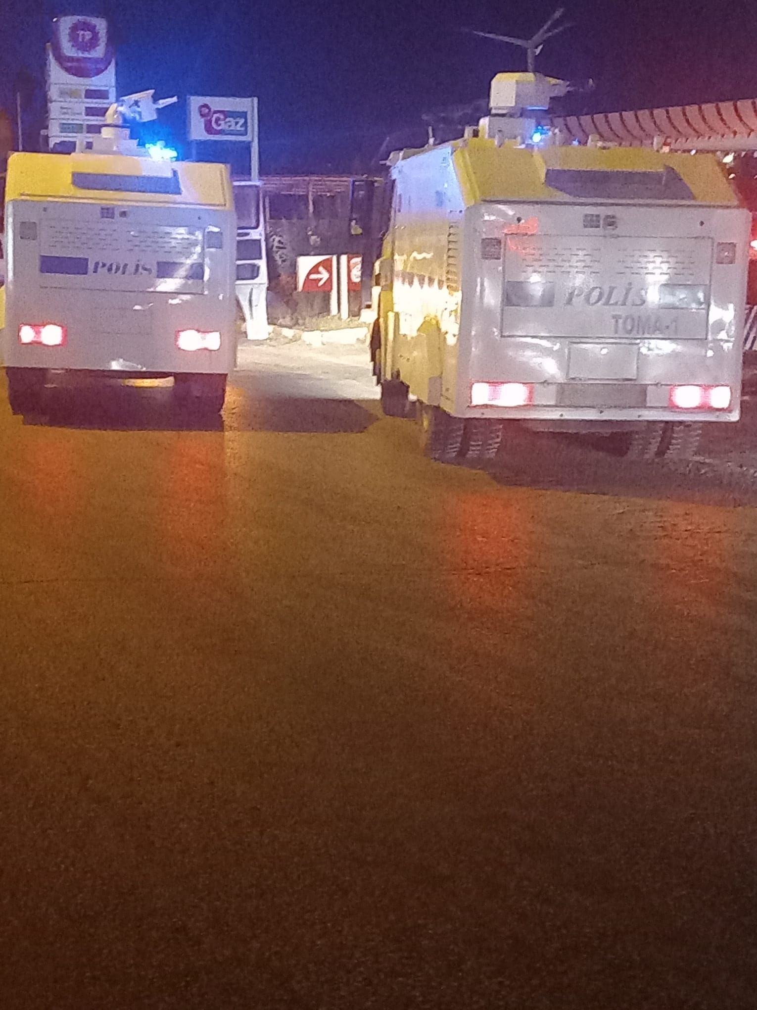 Restoranda Yangında Son Durum: LPG Tankları Tehdit Altında, Müdahale Sürüyor