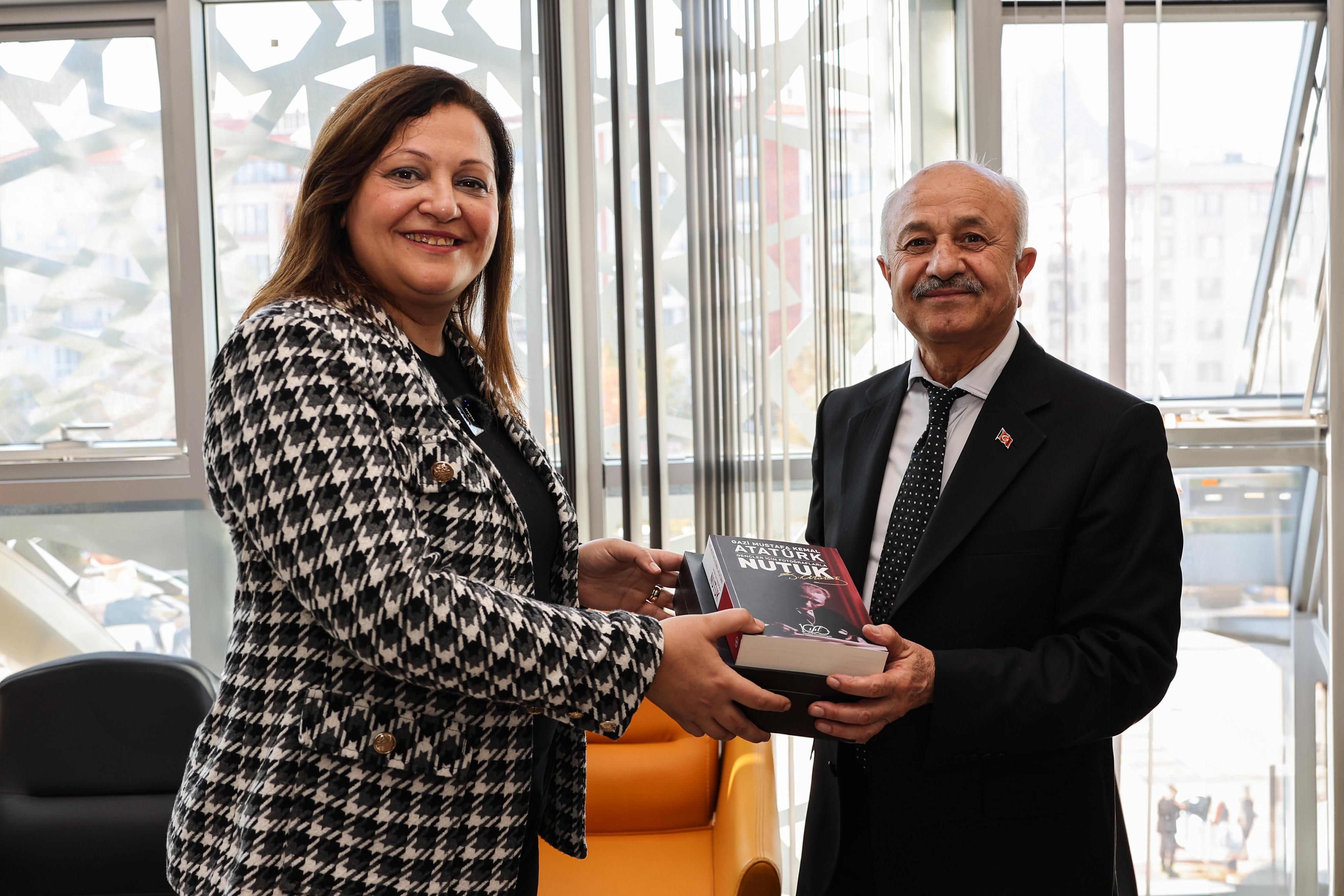 Başkan Köksal’dan Öğretmenlere Anlamlı Hediye 
